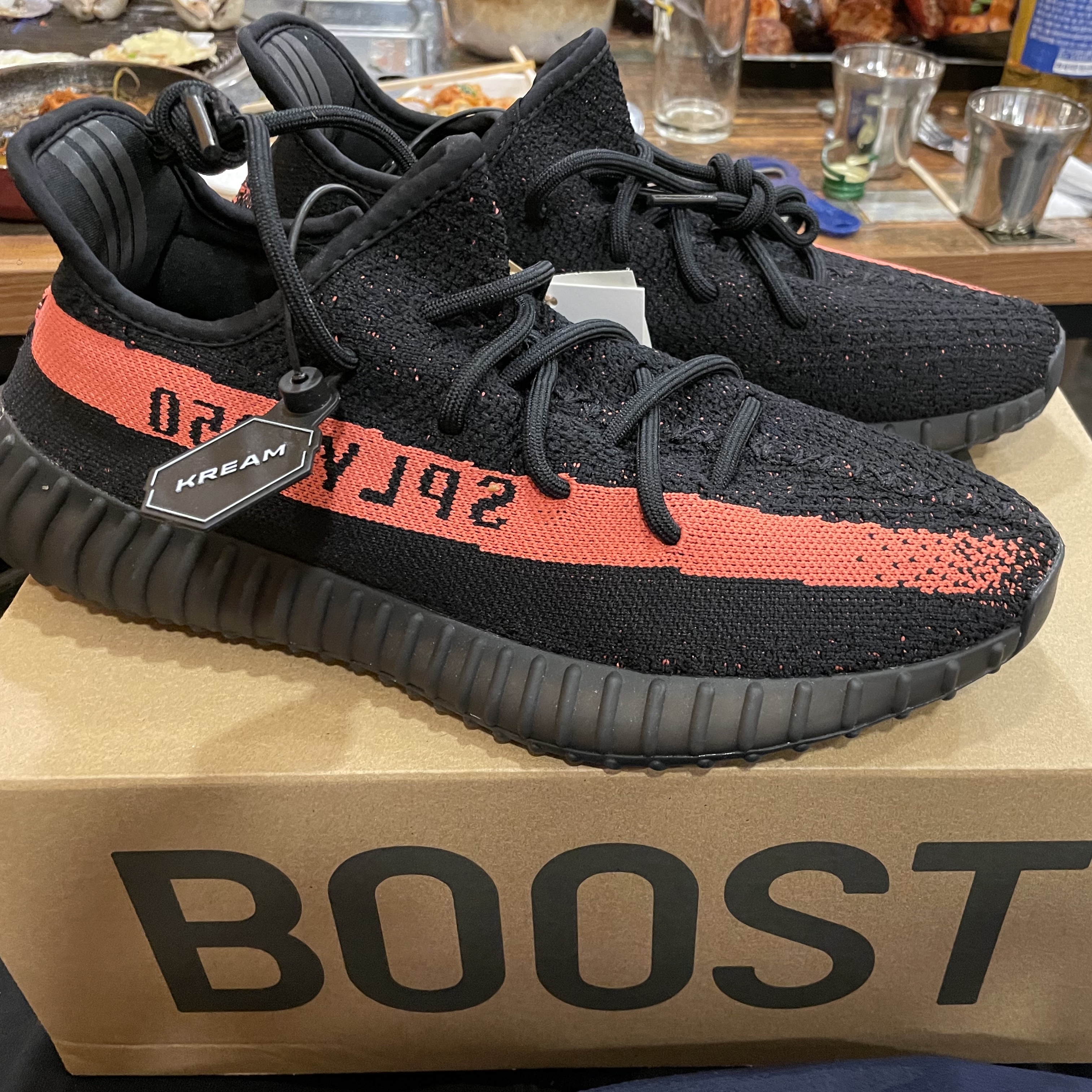 Adidas Yeezy Boost 350 V2 Core Black Red 2022/2023 착용 스타일 - 1