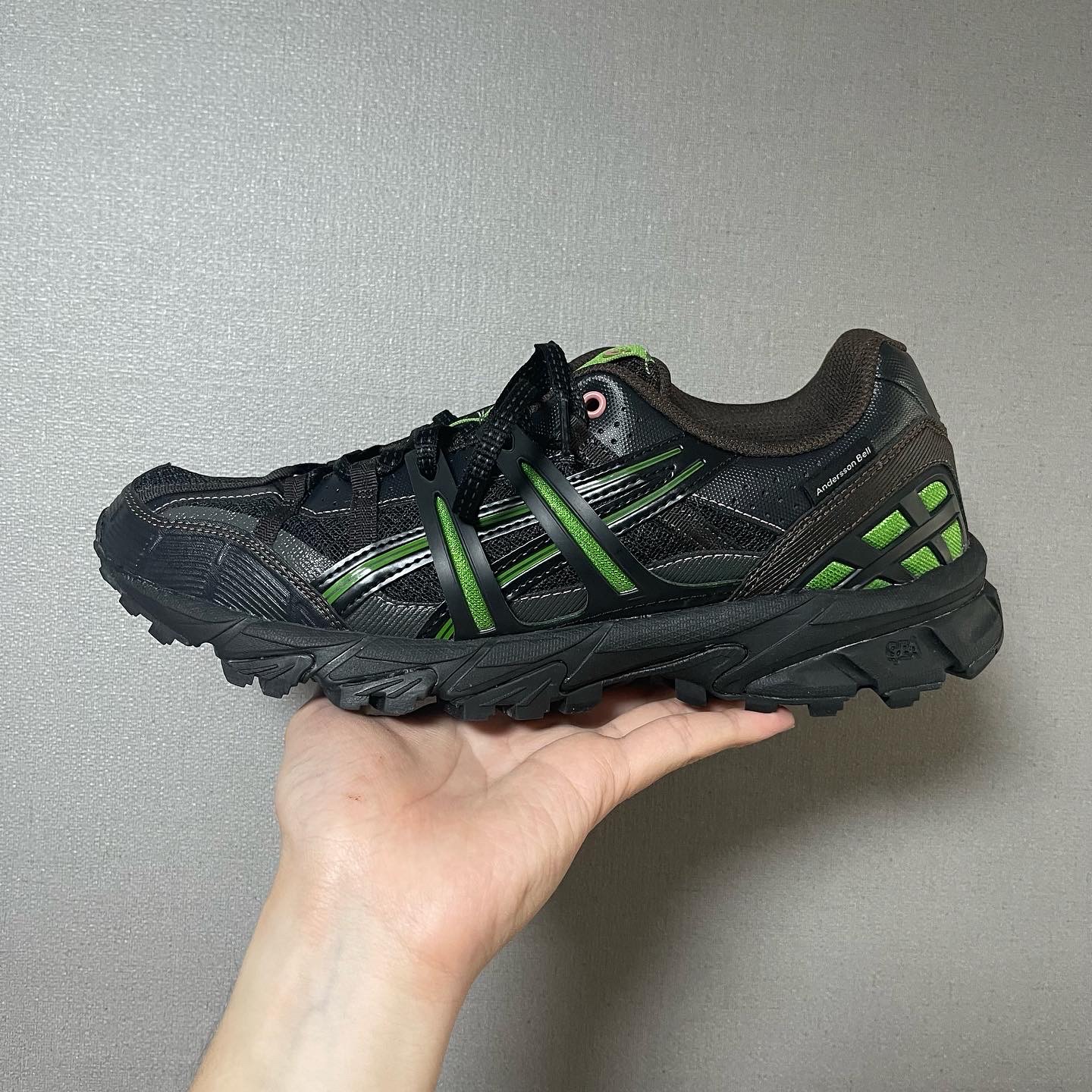 Asics x Andersson Bell Gel-Sonoma 15-50 Black Green 착용 스타일 - 2