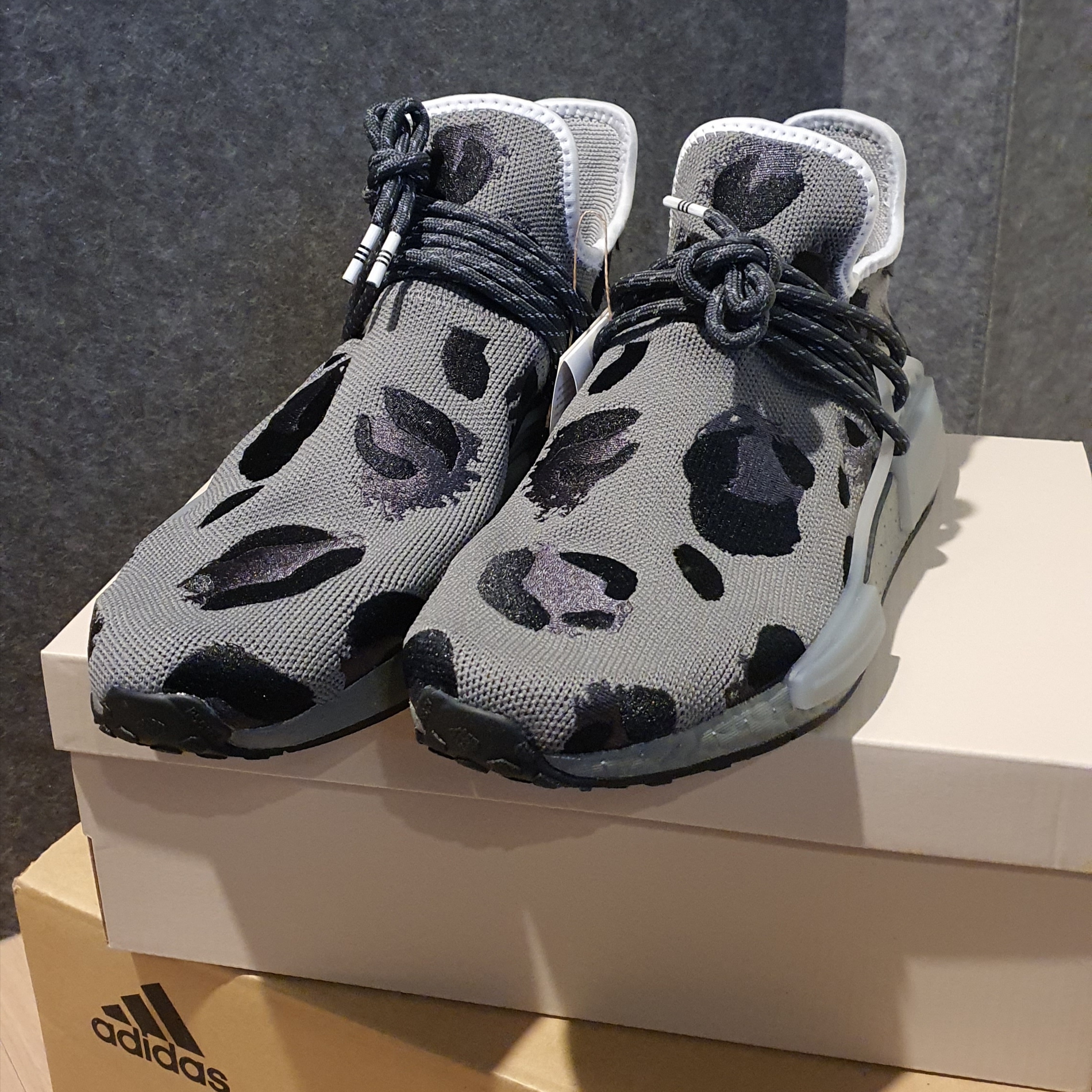 Adidas x Pharrell Williams Hu NMD Animal Print Ash Core Black 착용 스타일 - 1