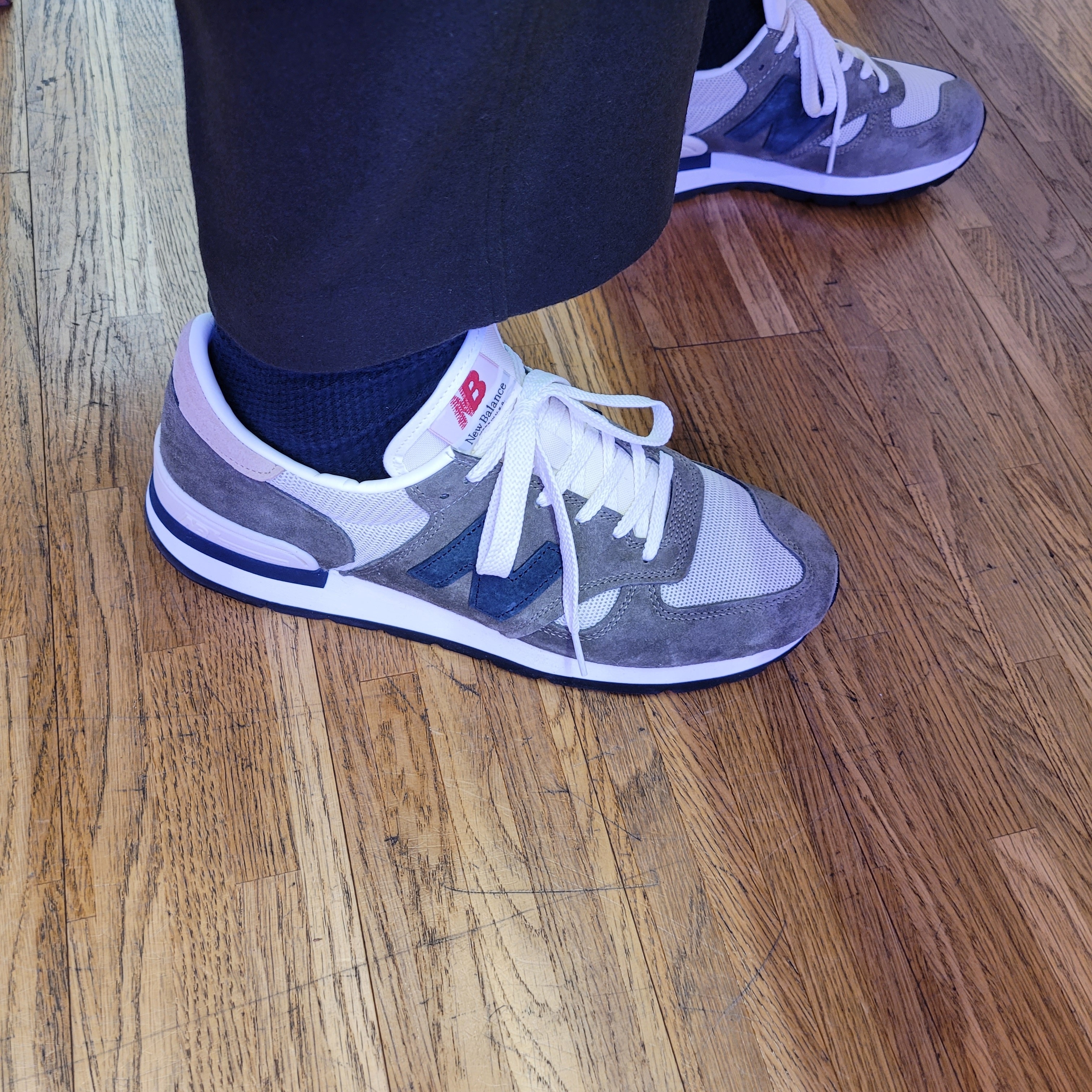 New Balance 990v1 Made in USA Olive 착용 스타일 - 2