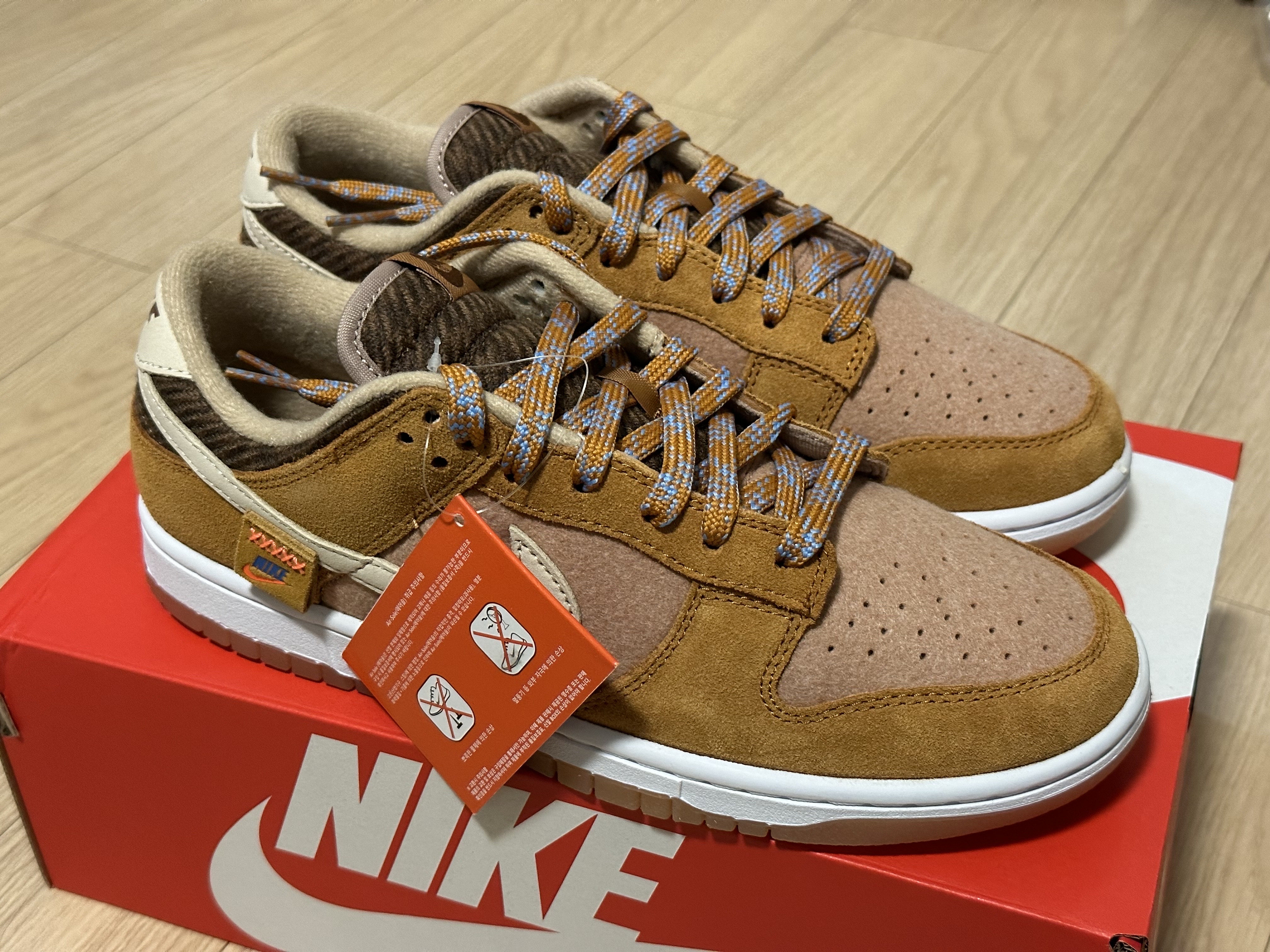 Nike Dunk Low SE Praline Desert Ochre 착용 스타일 - 2