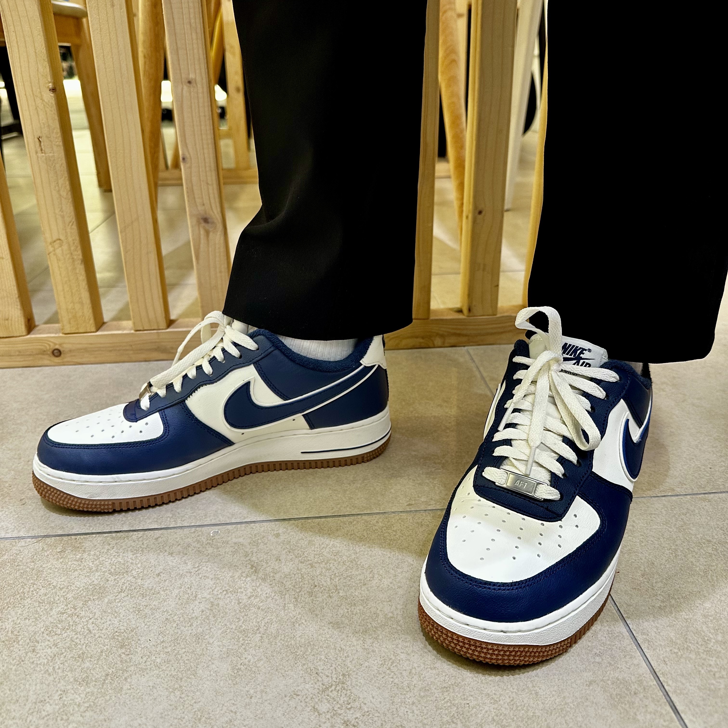 Nike Air Force 1 '07 LV8 Midnight Navy 착용 스타일 - 1