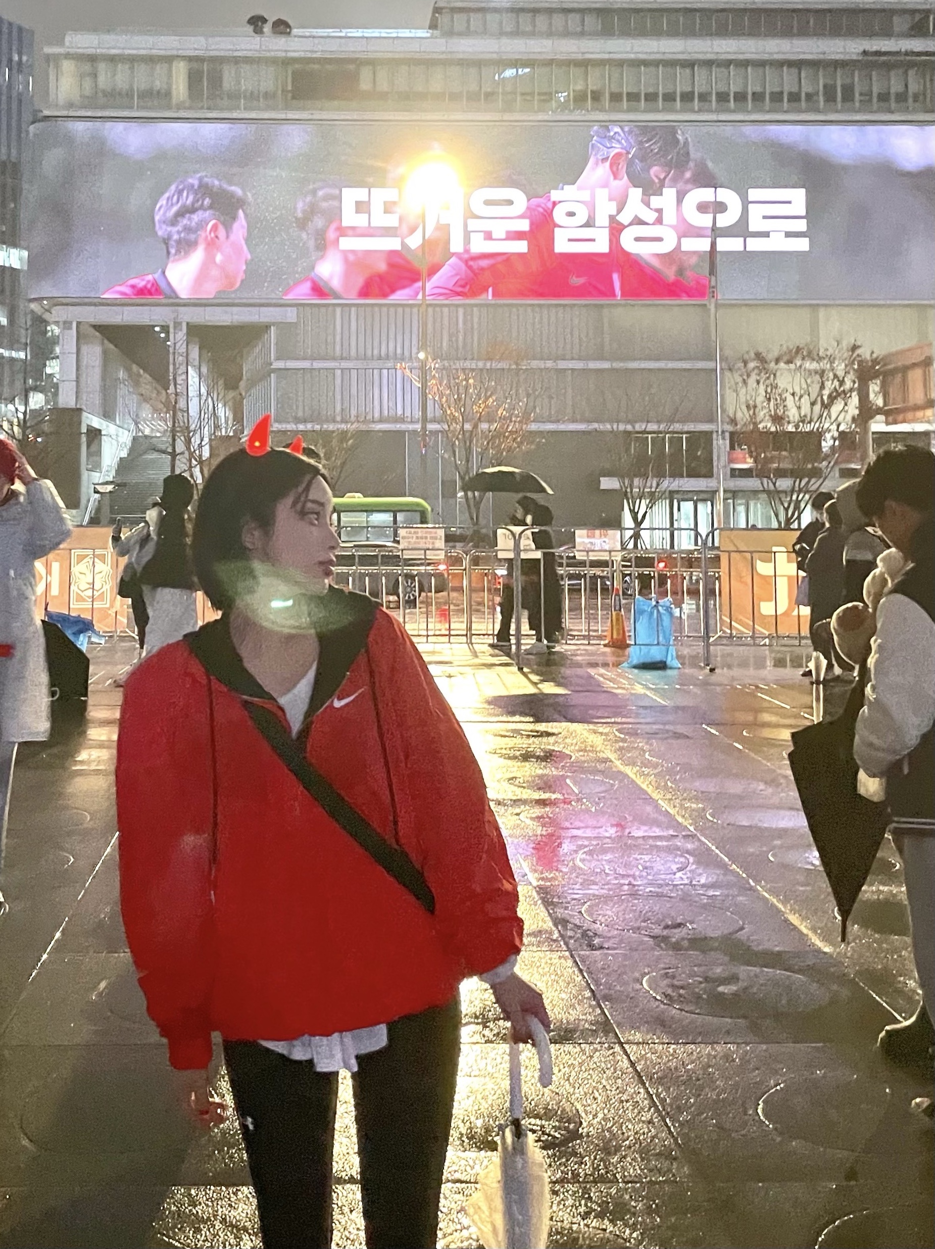 Nike x Stussy Windrunner Jacket Habanero Red 착용 스타일 - 2
