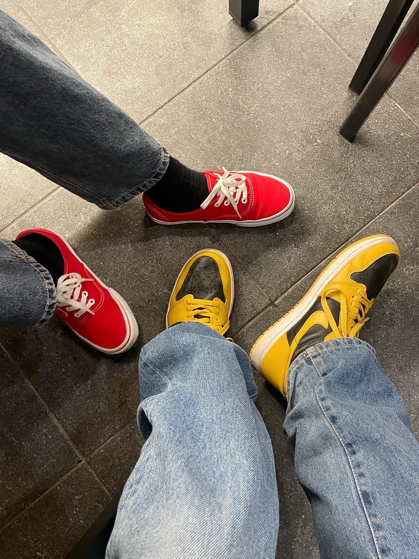 Jordan 1 Retro High OG Pollen, Vans Authentic Red 착용 스타일 - 2