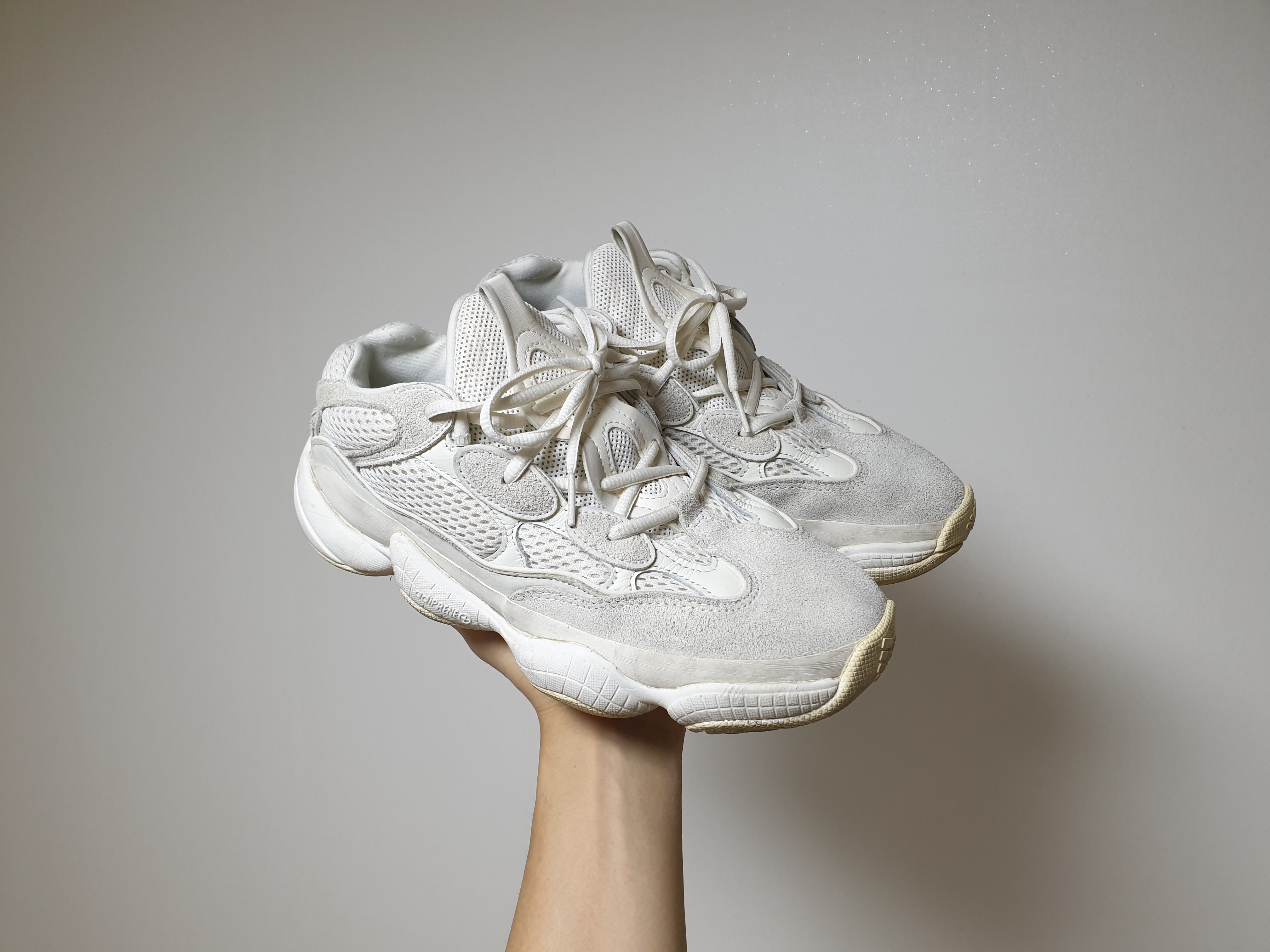 Adidas Yeezy 500 Bone White 착용 스타일