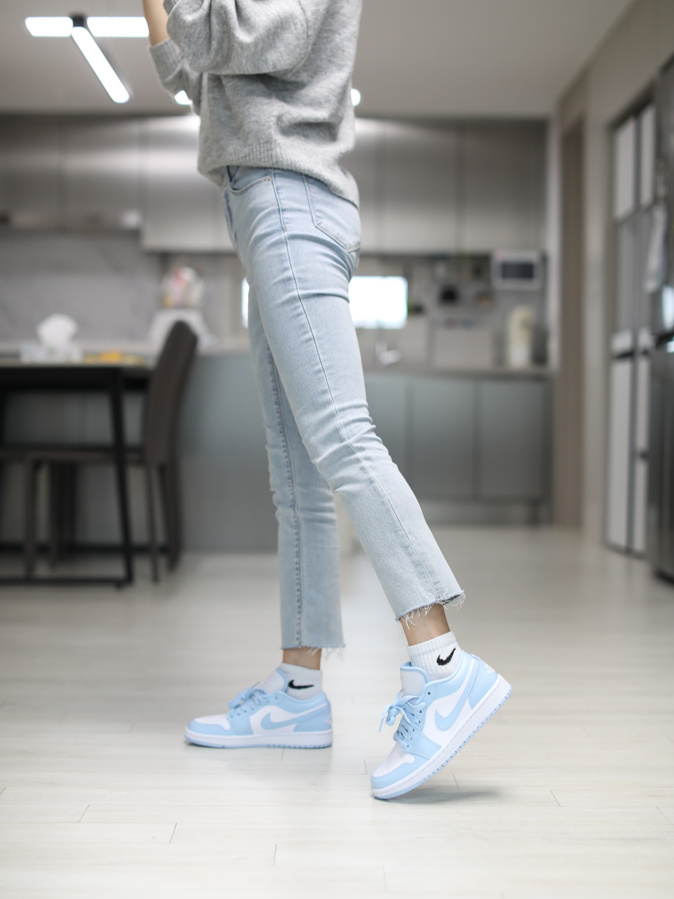 (W) Jordan 1 Low White Ice Blue 착용 스타일 - 1