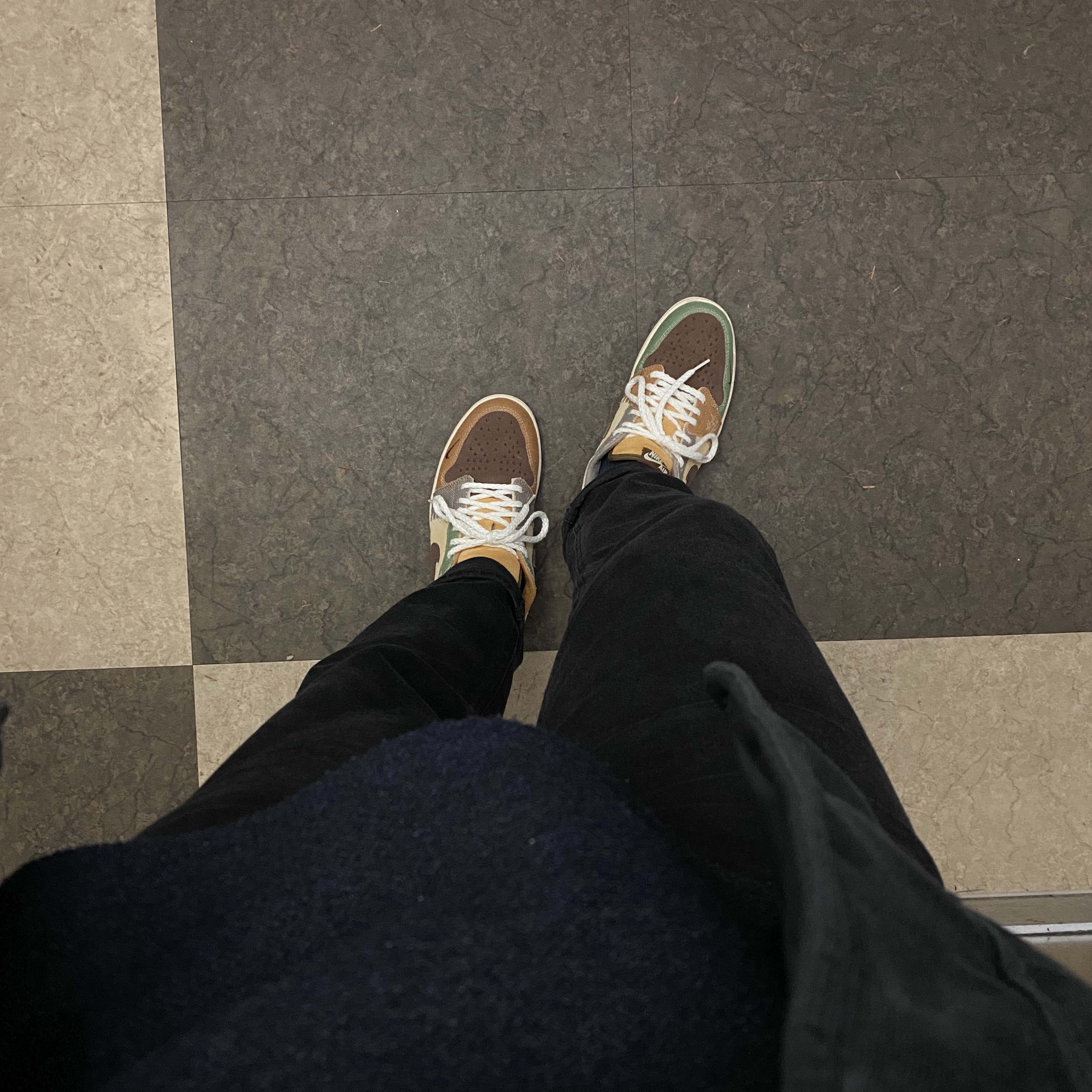 Jordan 1 x Zion Williamson Retro Low OG Flax and Oil Green 착용 스타일