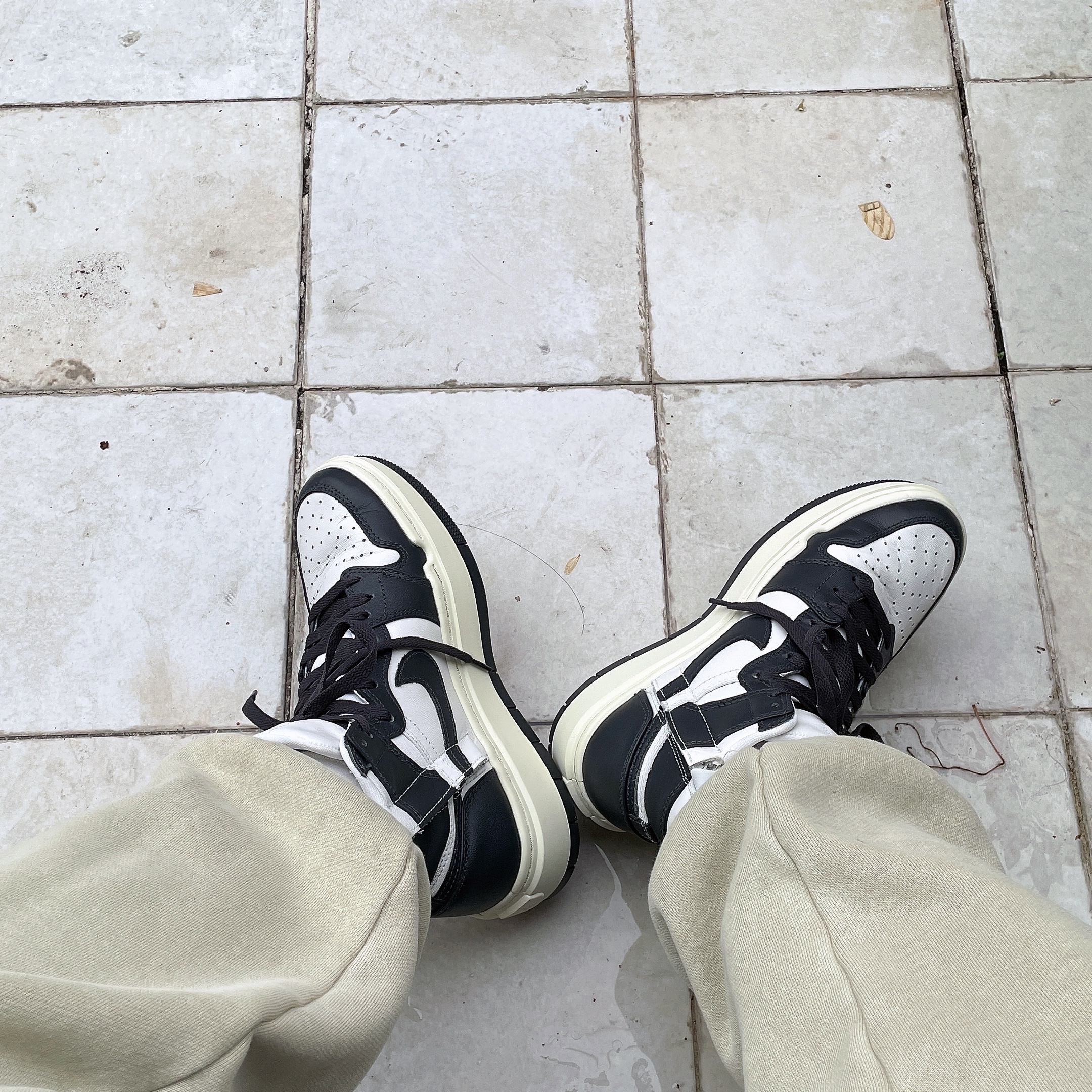 (W) Jordan 1 Elevate High Dark Ash 착용 스타일 - 1