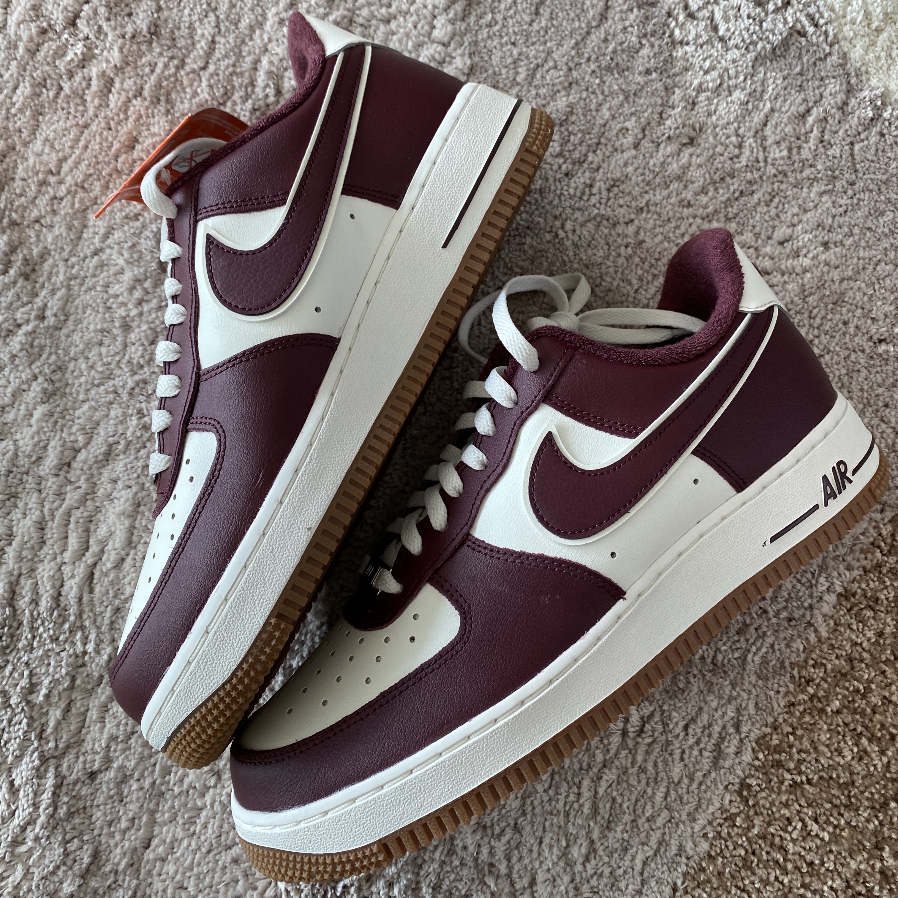 Nike Air Force 1 '07 LV8 Night Maroon 착용 스타일 - 2