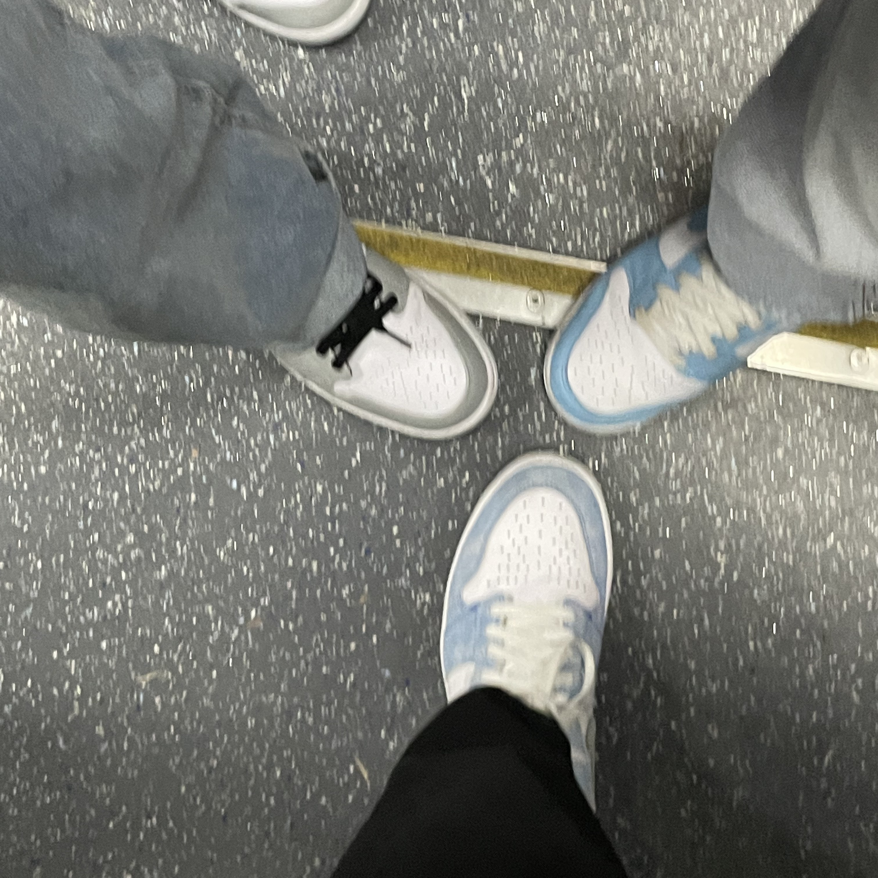 Jordan 1 Retro High OG Hyper Royal, Jordan 1 Mid Light Smoke Grey 착용 스타일