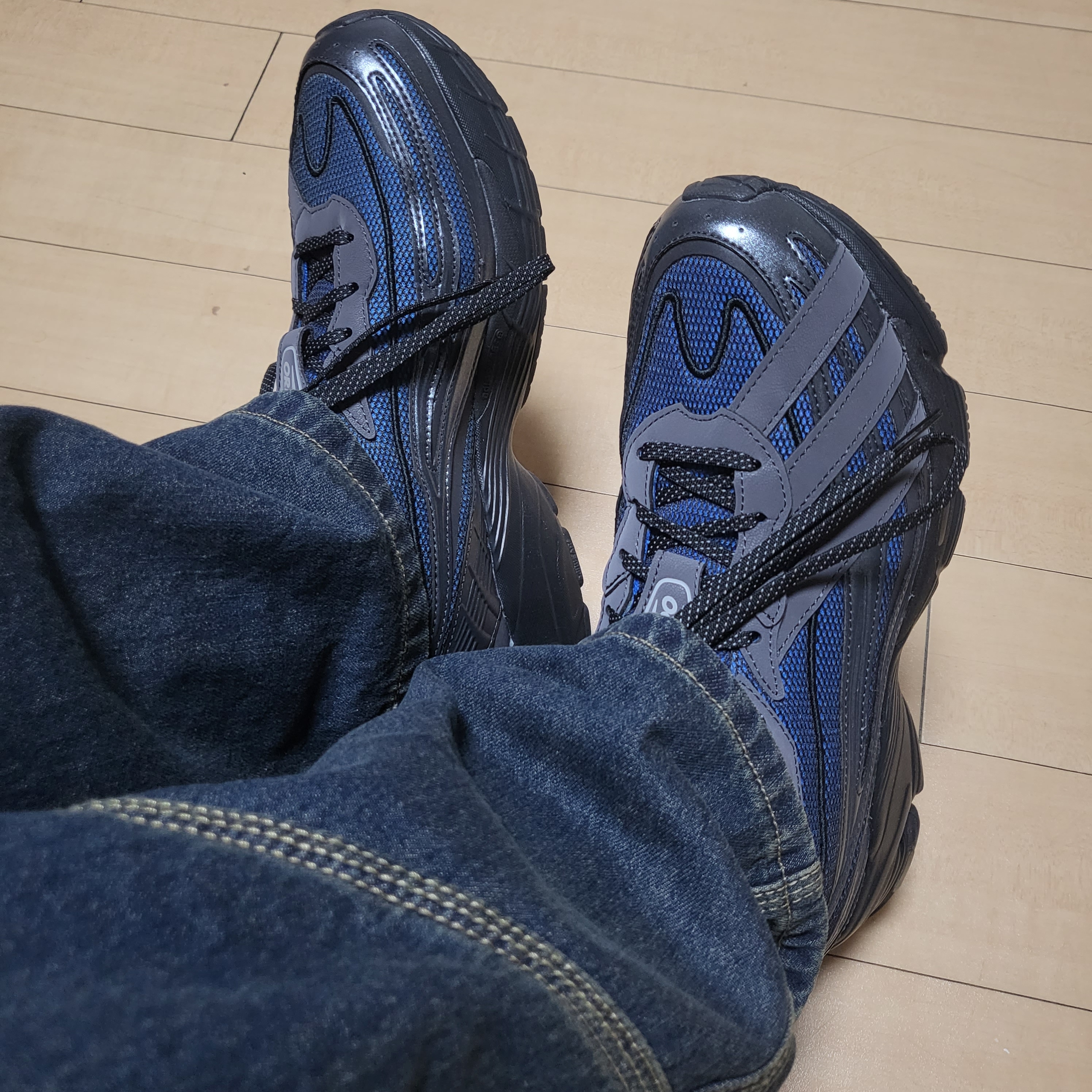 Adidas Orketro Bright Blue Carbon Black 착용 스타일 - 1