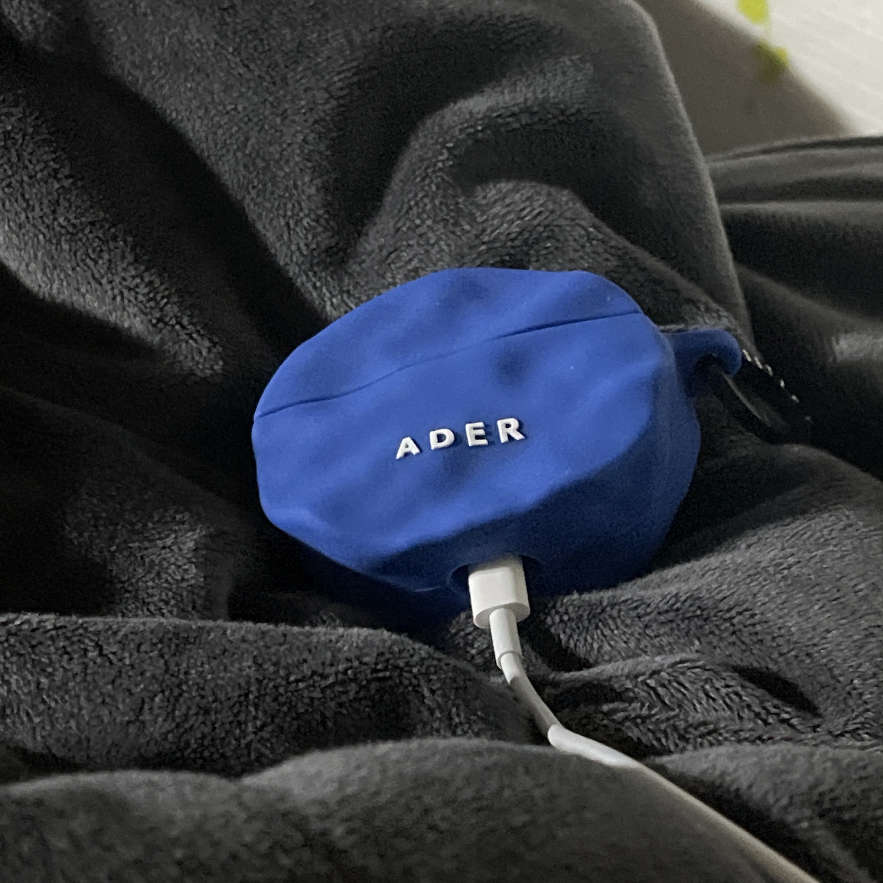 Casetify x Ader Error Wavy Collectable AirPods Pro 1st/2nd gen Case Blue 착용 스타일 - 3