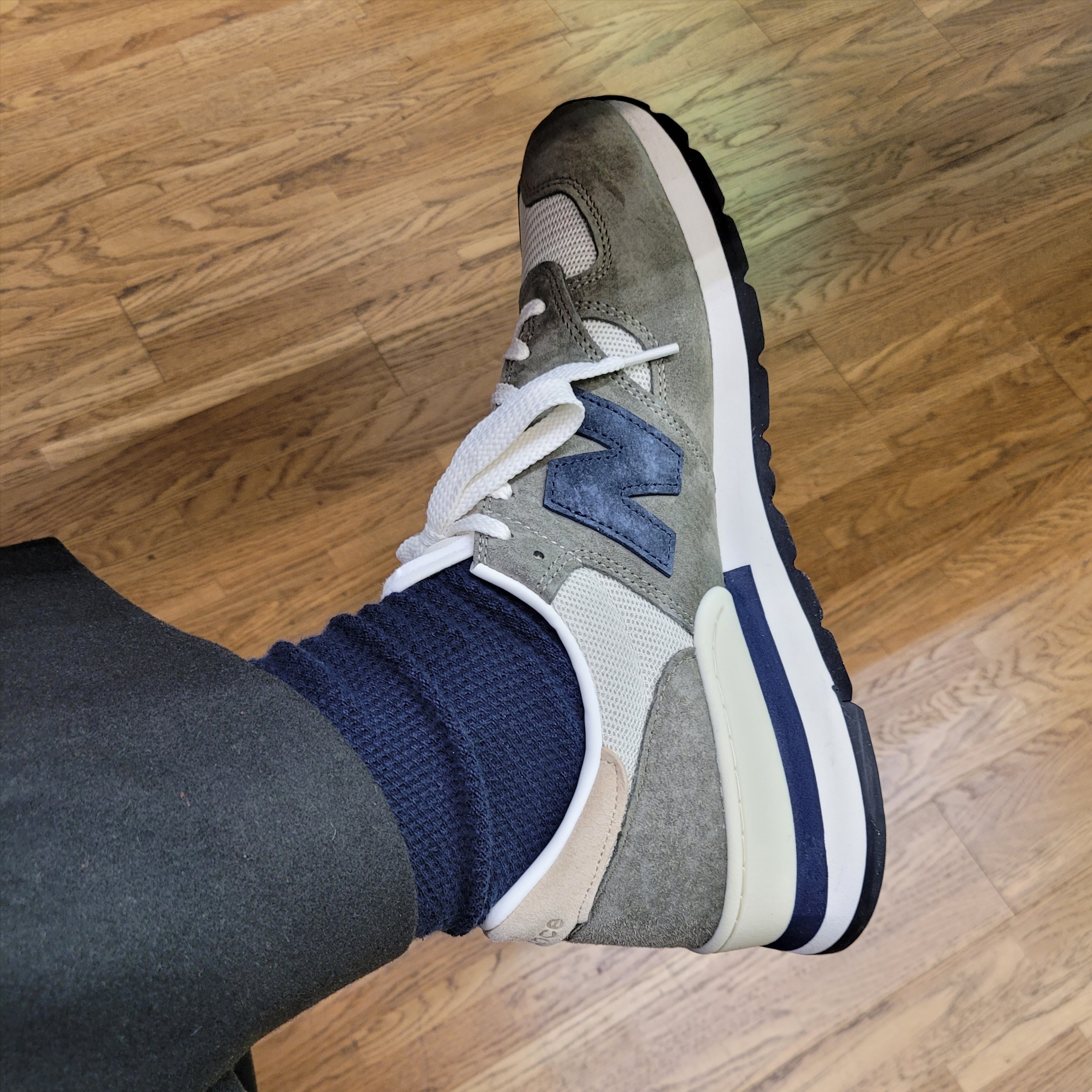 New Balance 990v1 Made in USA Olive 착용 스타일 - 3