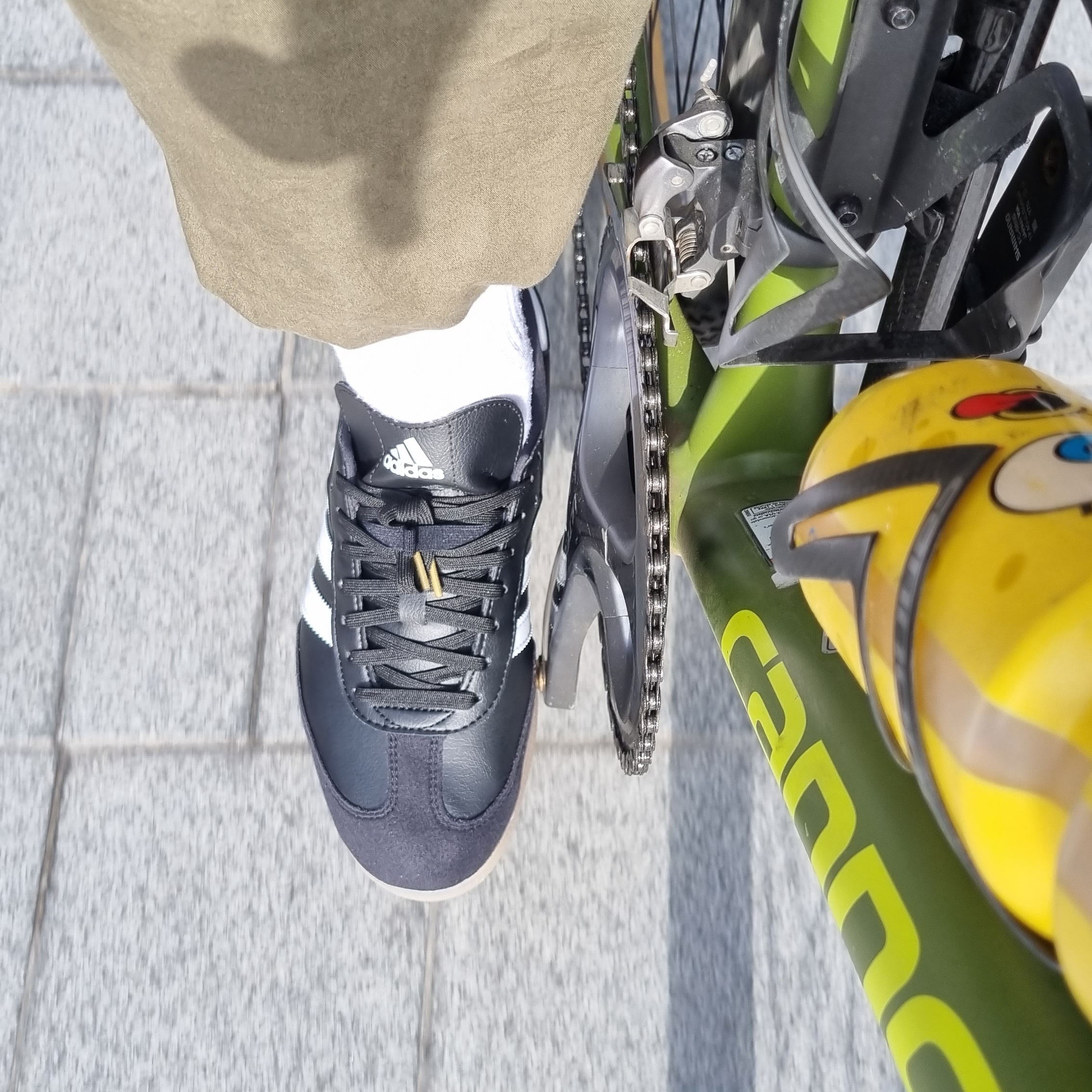 Adidas Velosamba Vegan Cycling Core Black 착용 스타일 - 1