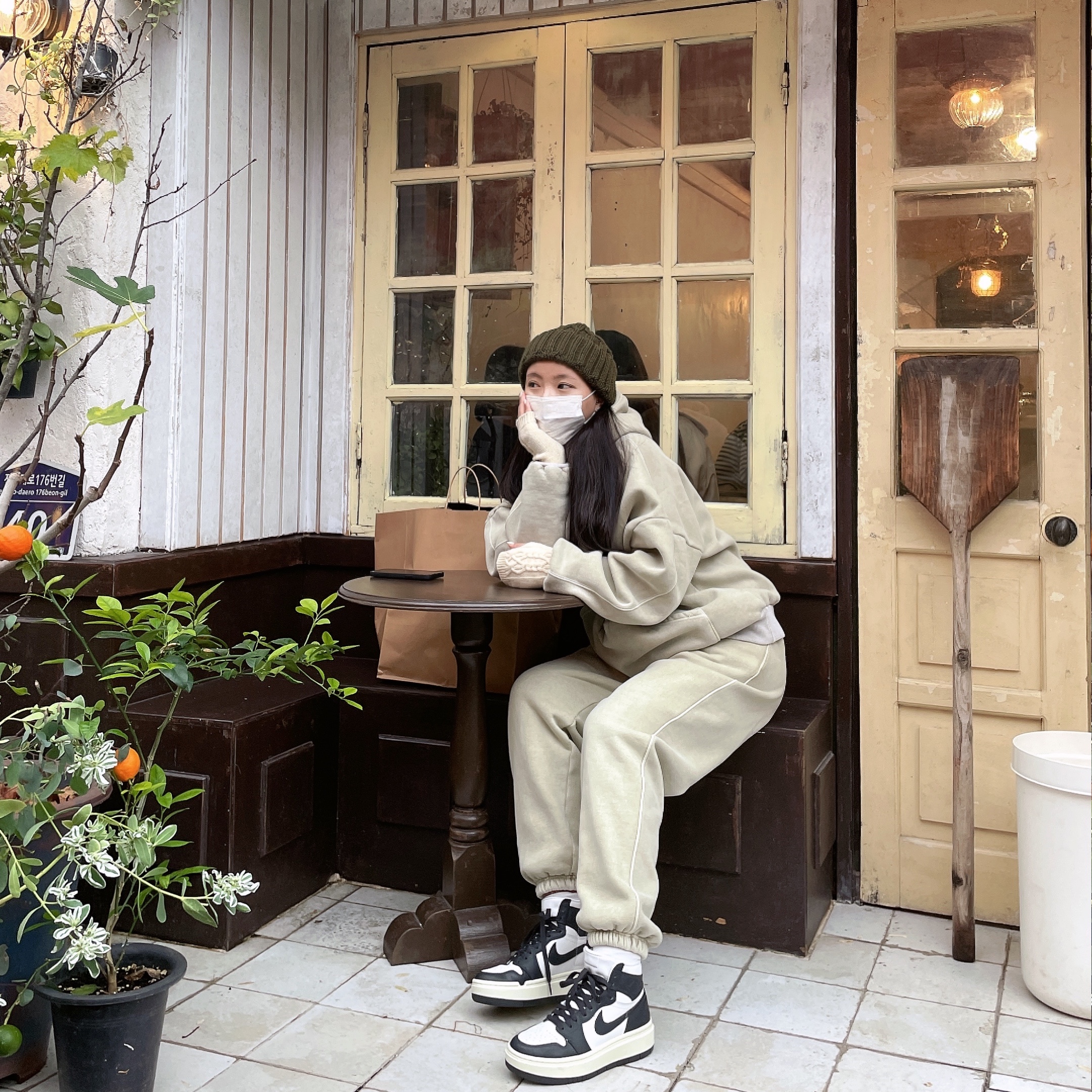 (W) Jordan 1 Elevate High Dark Ash 착용 스타일 - 2