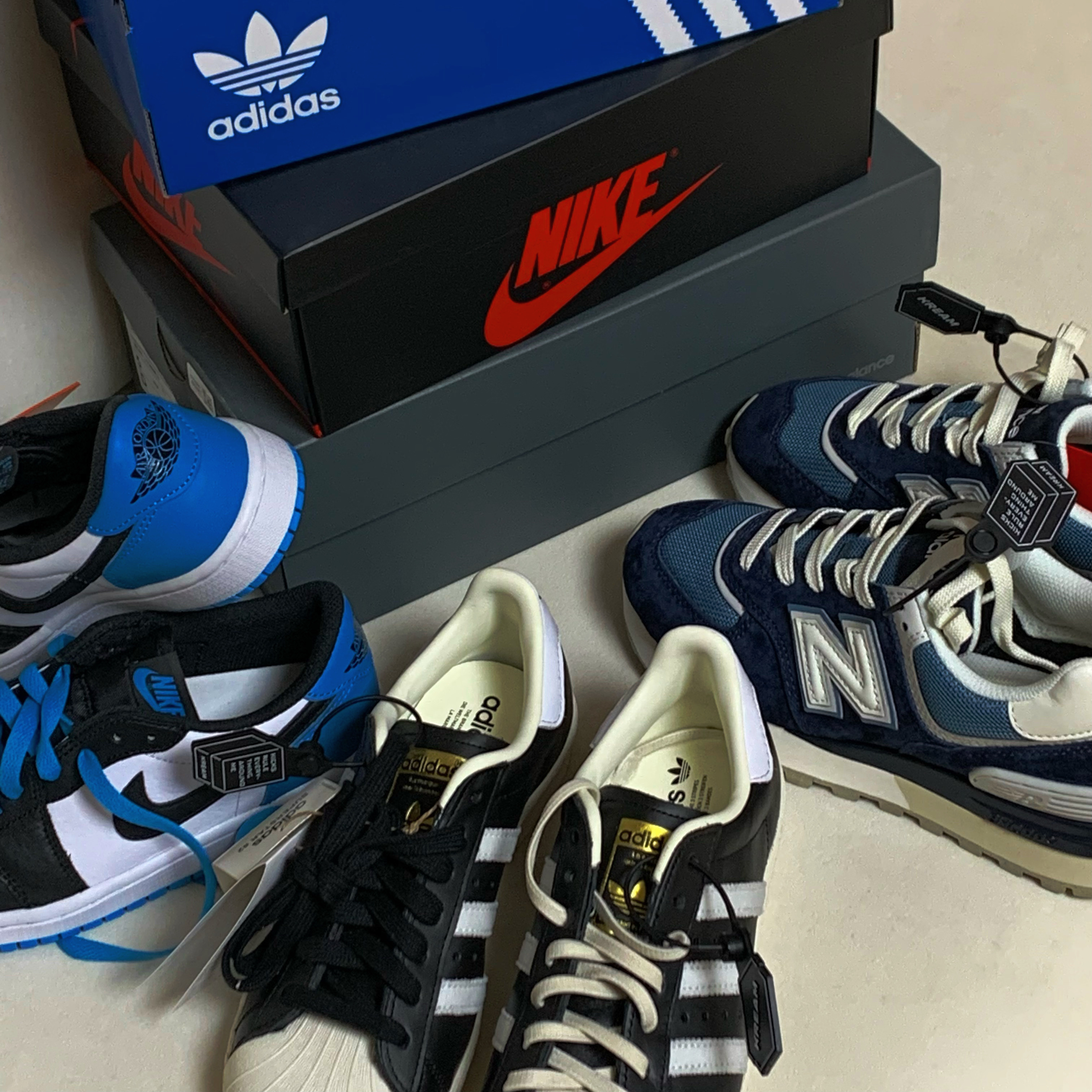 (W) Jordan 1 Retro Low OG Black and Dark Powder Blue, Adidas Superstar 82 FI Core Black 착용 스타일