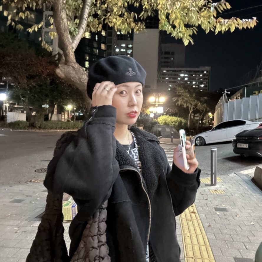 COS Quilted Oversized Shoulder Bag Brown 착용 스타일 - 4