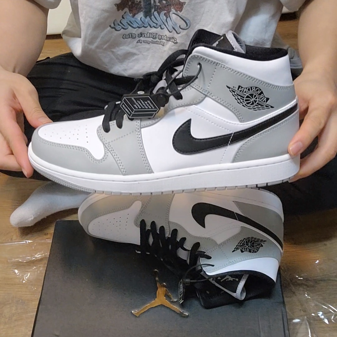 Jordan 1 Mid Light Smoke Grey 착용 스타일