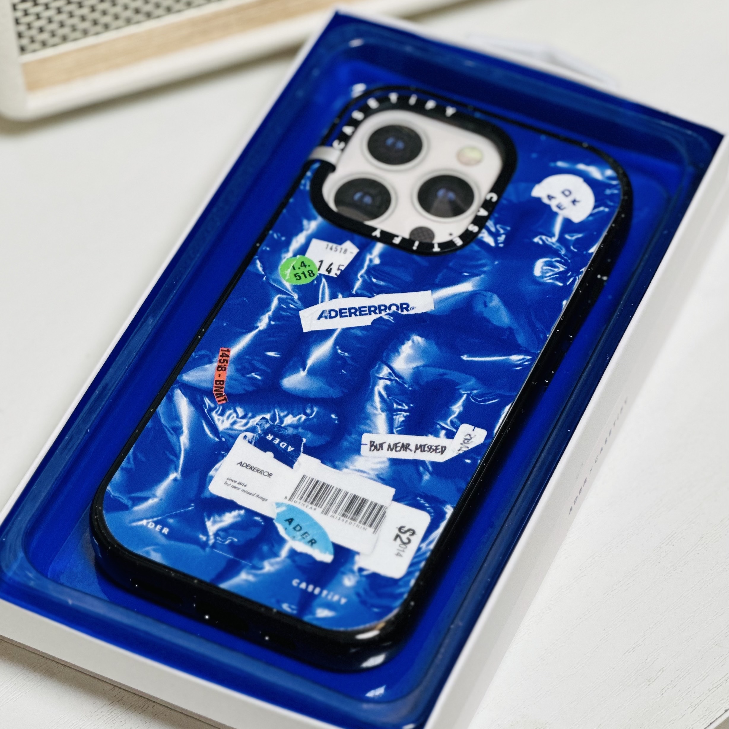 Casetify x Ader Error iPhone Tube Magsafe Case Blue 착용 스타일 - 2
