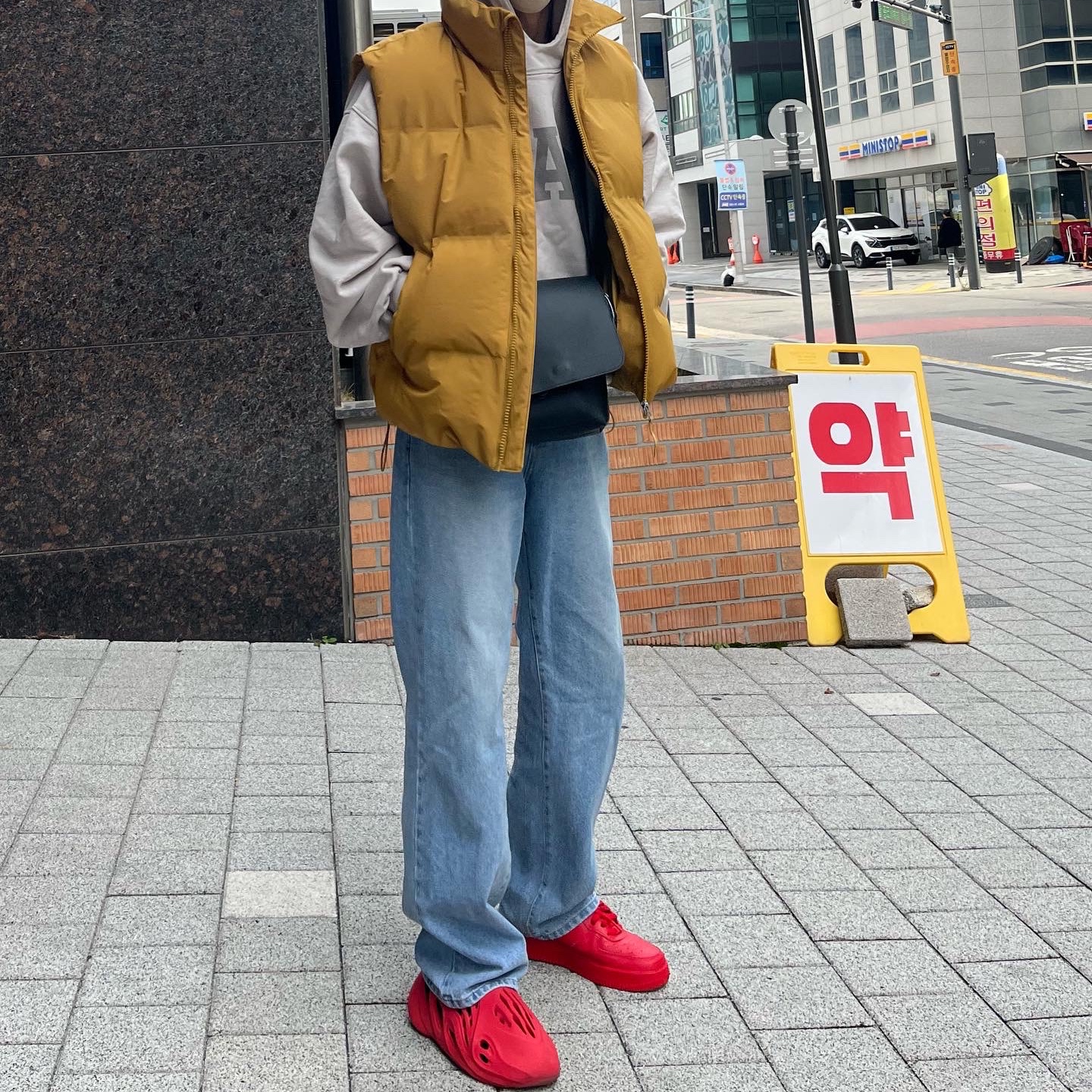Adidas Yeezy Foam RNNR Vermilion, Yeezy Gap Engineered By Balenciaga Dove Hoodie White 착용 스타일 - 3