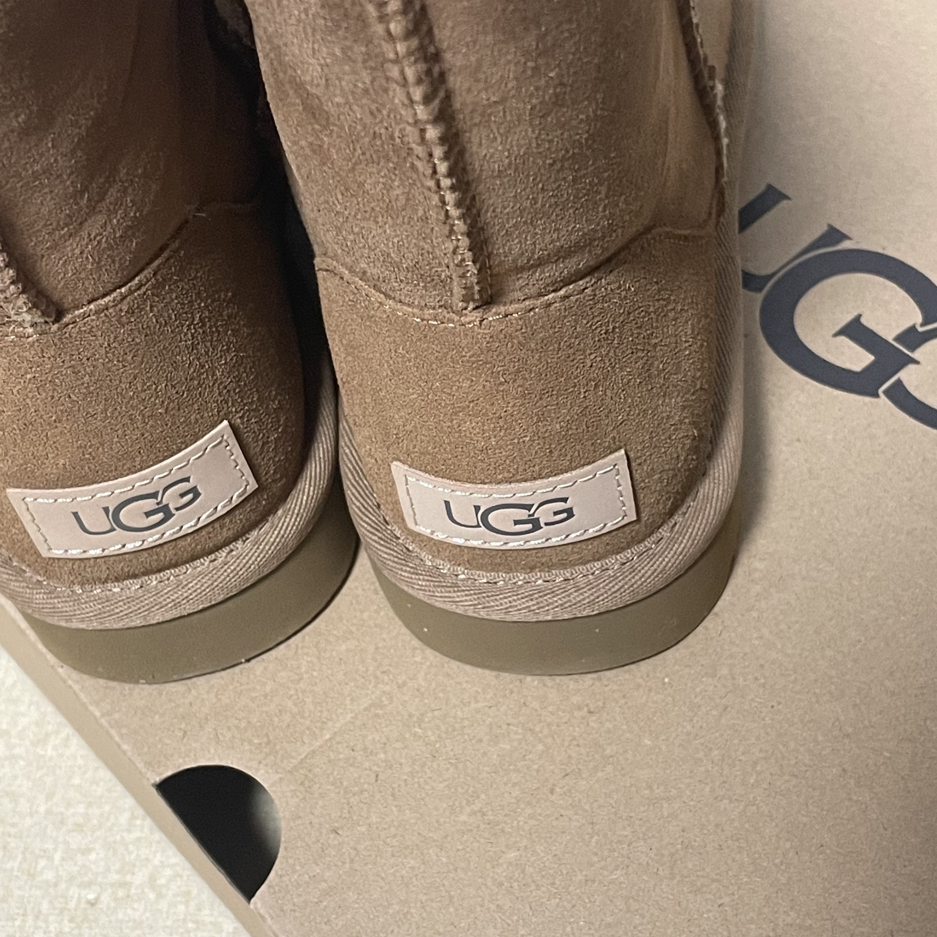 (W) UGG Classic Short II Boots Chestnut 착용 스타일 - 1