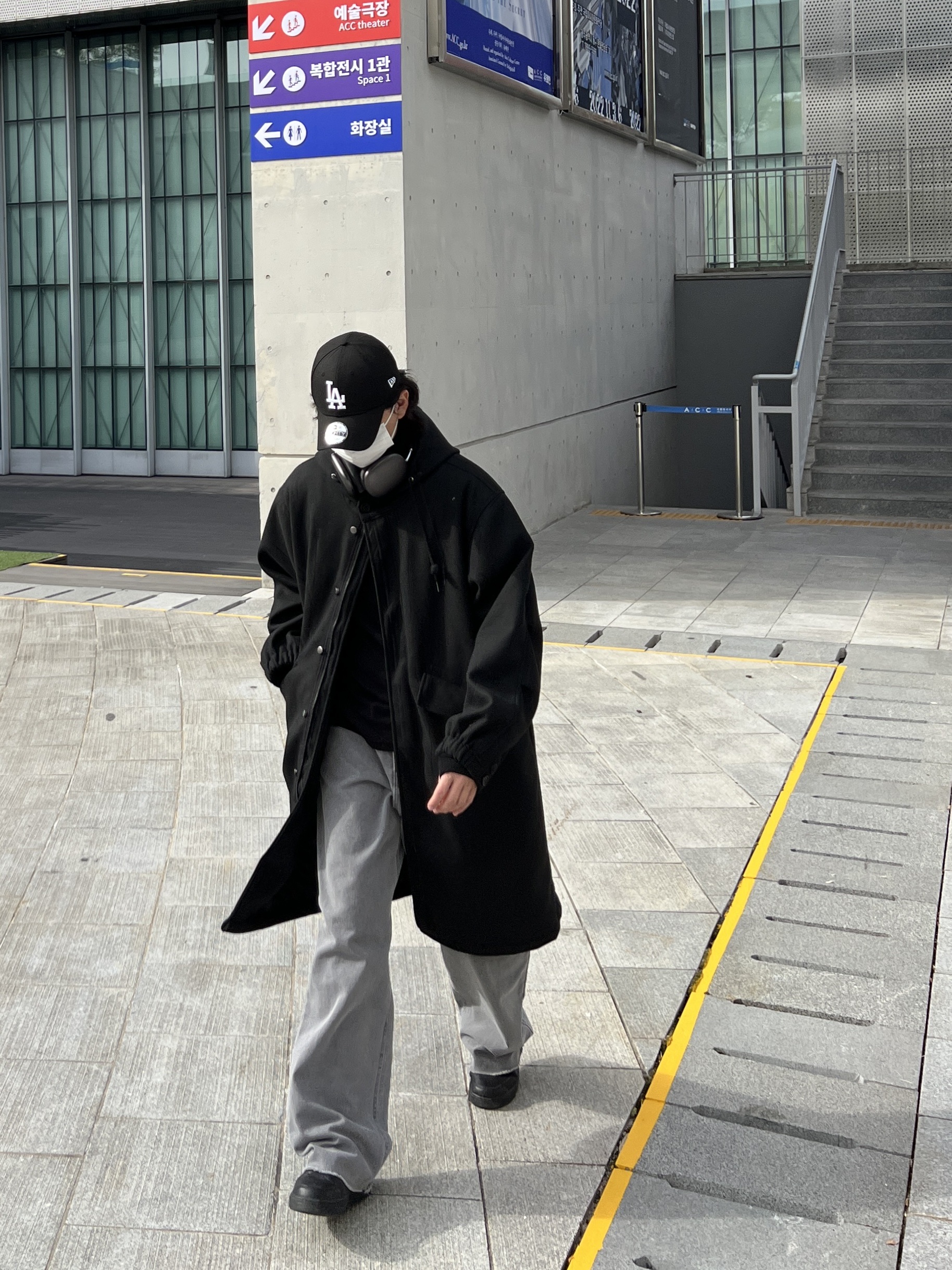 Apple AirPods Max Lightning Space Gray (Korean Ver.), Nike Air Force 1 '07 Low Triple Black 착용 스타일 - 3