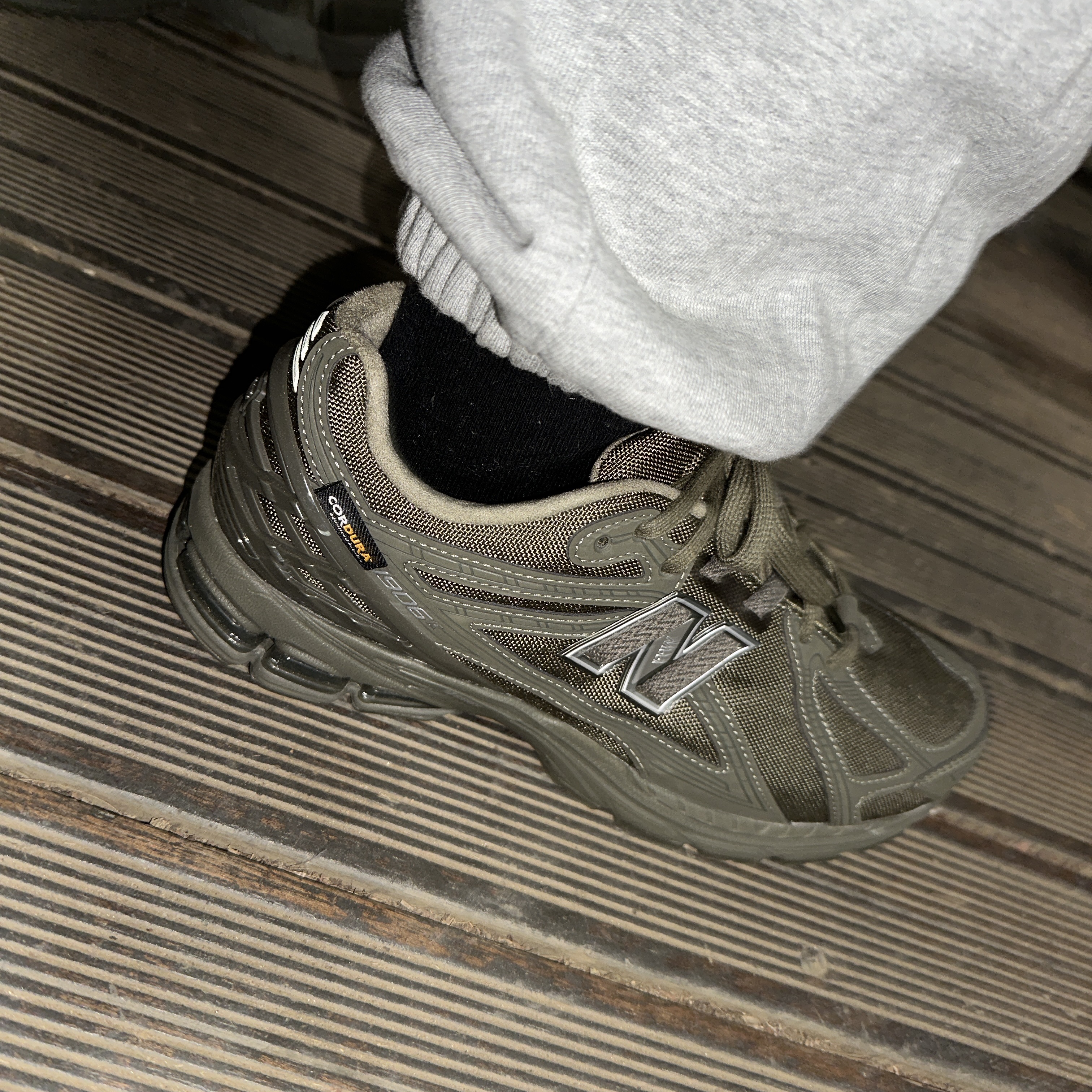 New Balance 1906R Olive 착용 스타일 - 1