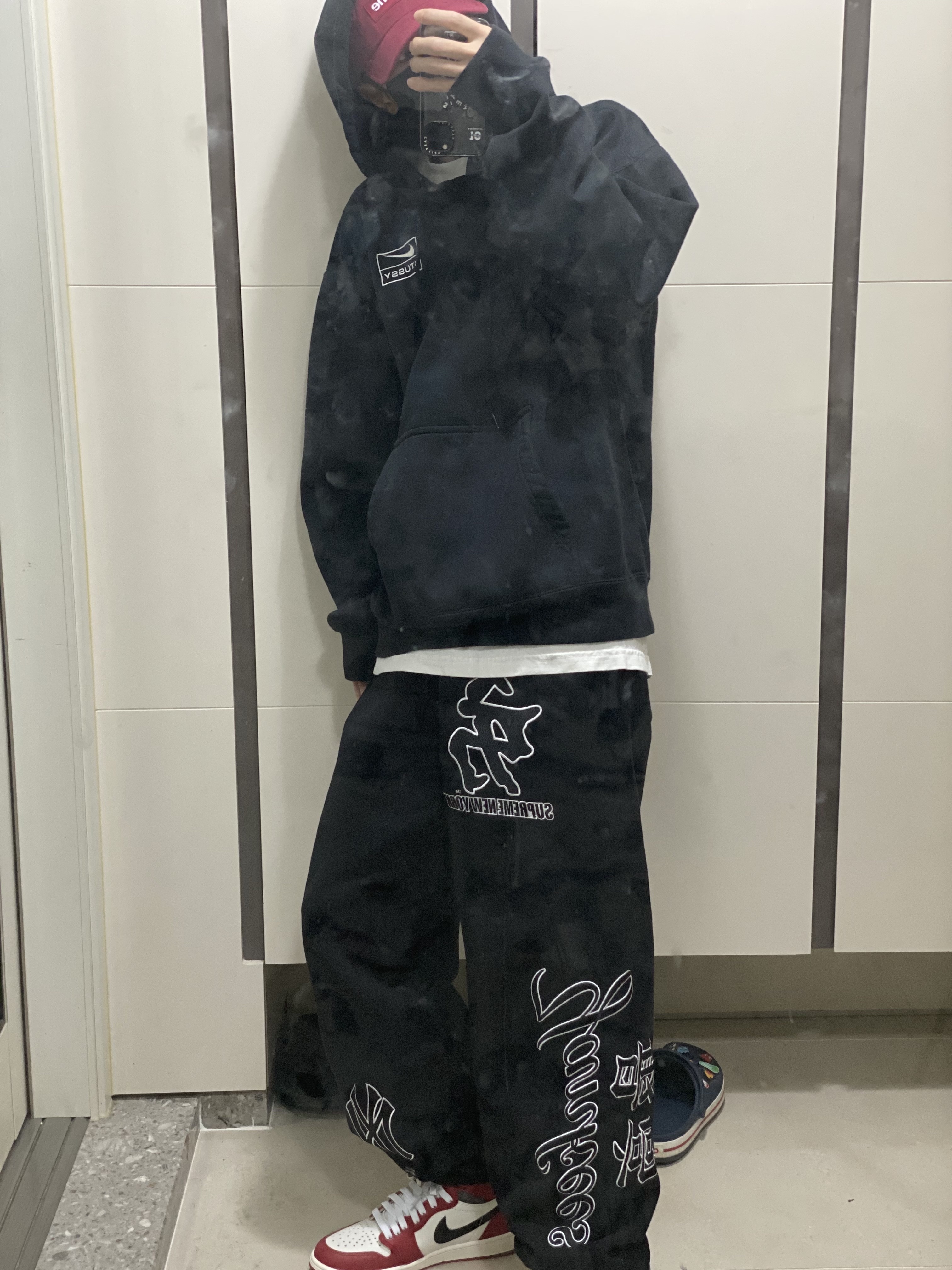 Jordan 1 Retro High OG Chicago 2022, Nike x Stussy NRG RA Washed Pullover Hoodie Black (DN4028-010) 착용 스타일 - 1
