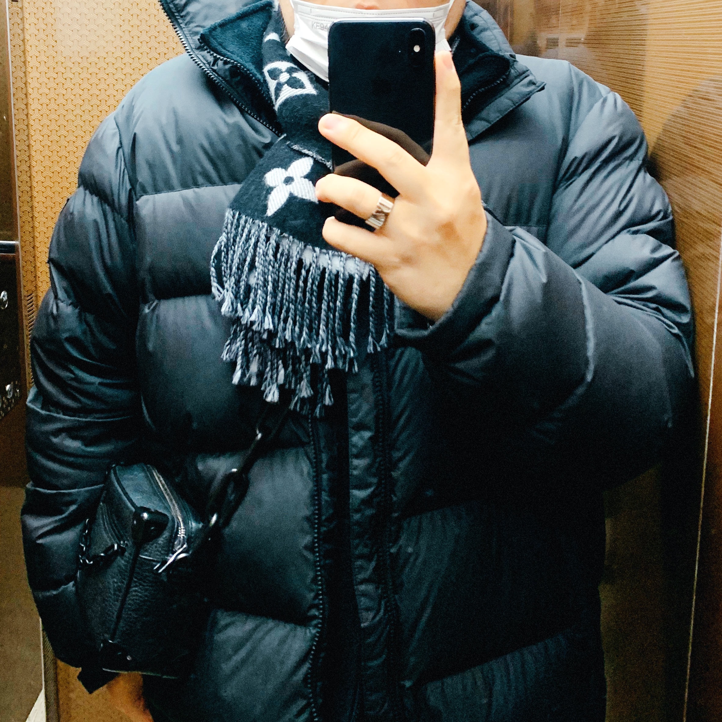 Louis Vuitton Simply LV Muffler 착용 스타일