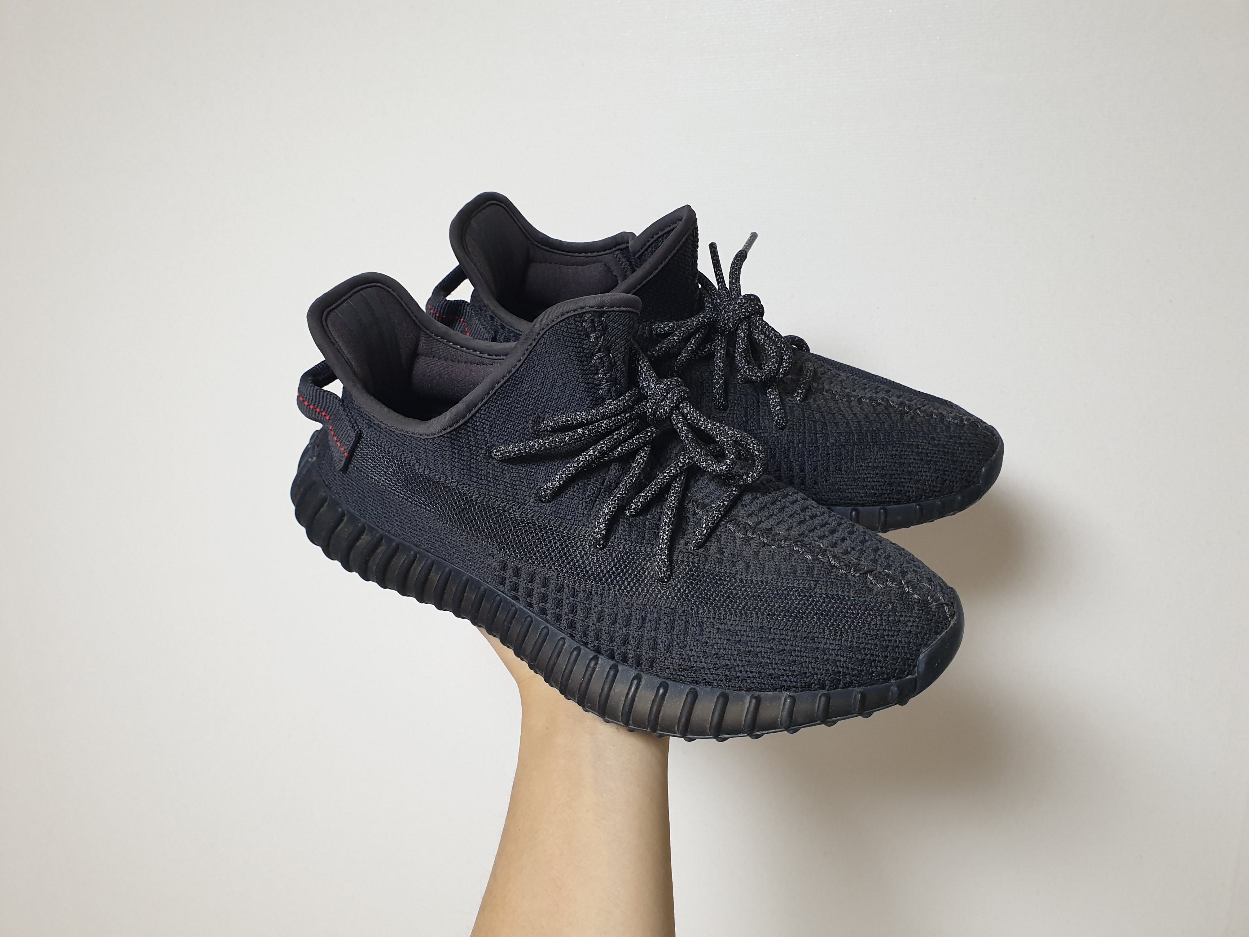 Adidas Yeezy Boost 350 V2 Black - Non-Reflective 착용 스타일