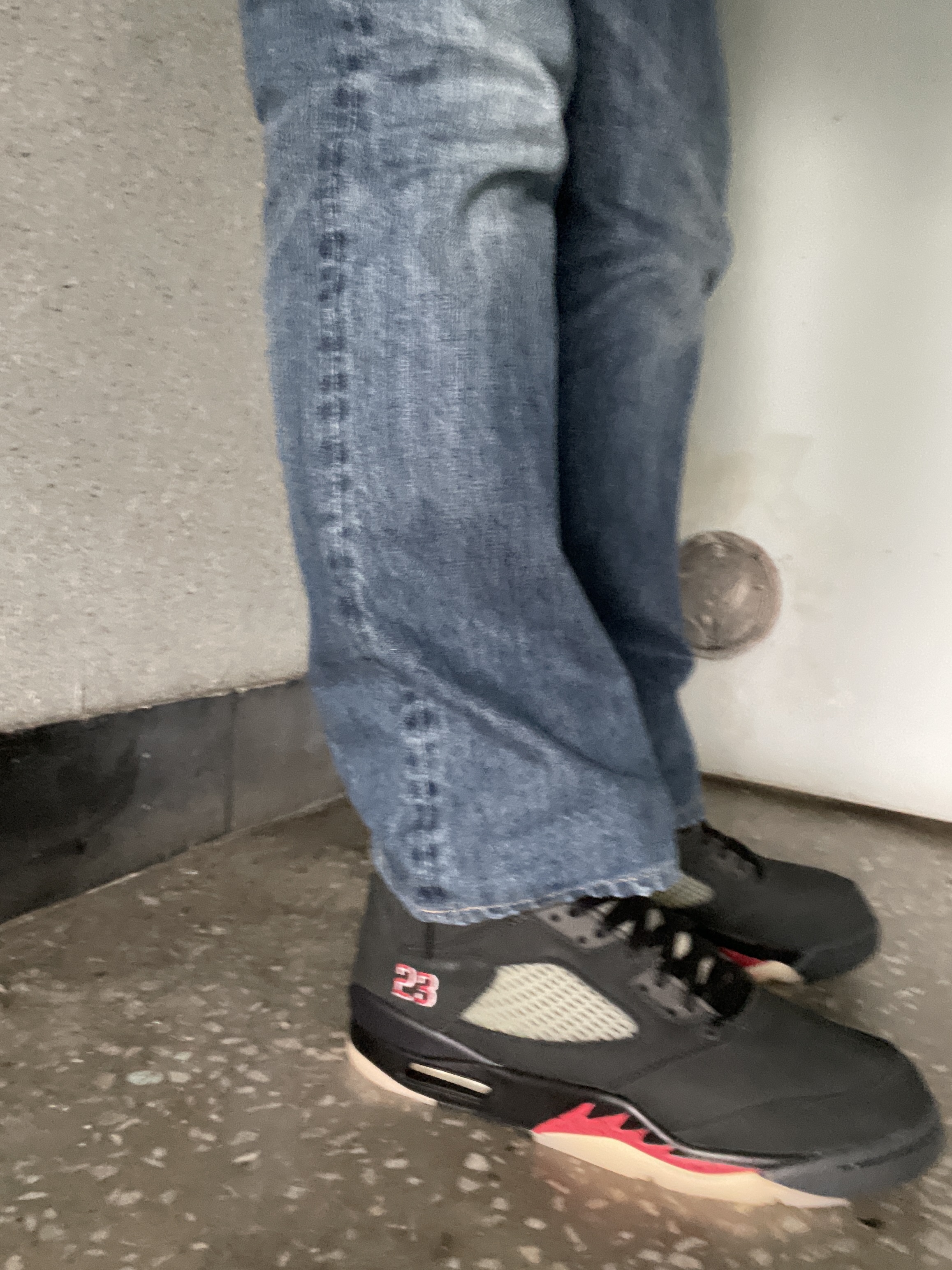 (W) Jordan 5 Retro Gore-Tex Off Noir Fire Red 착용 스타일 - 2