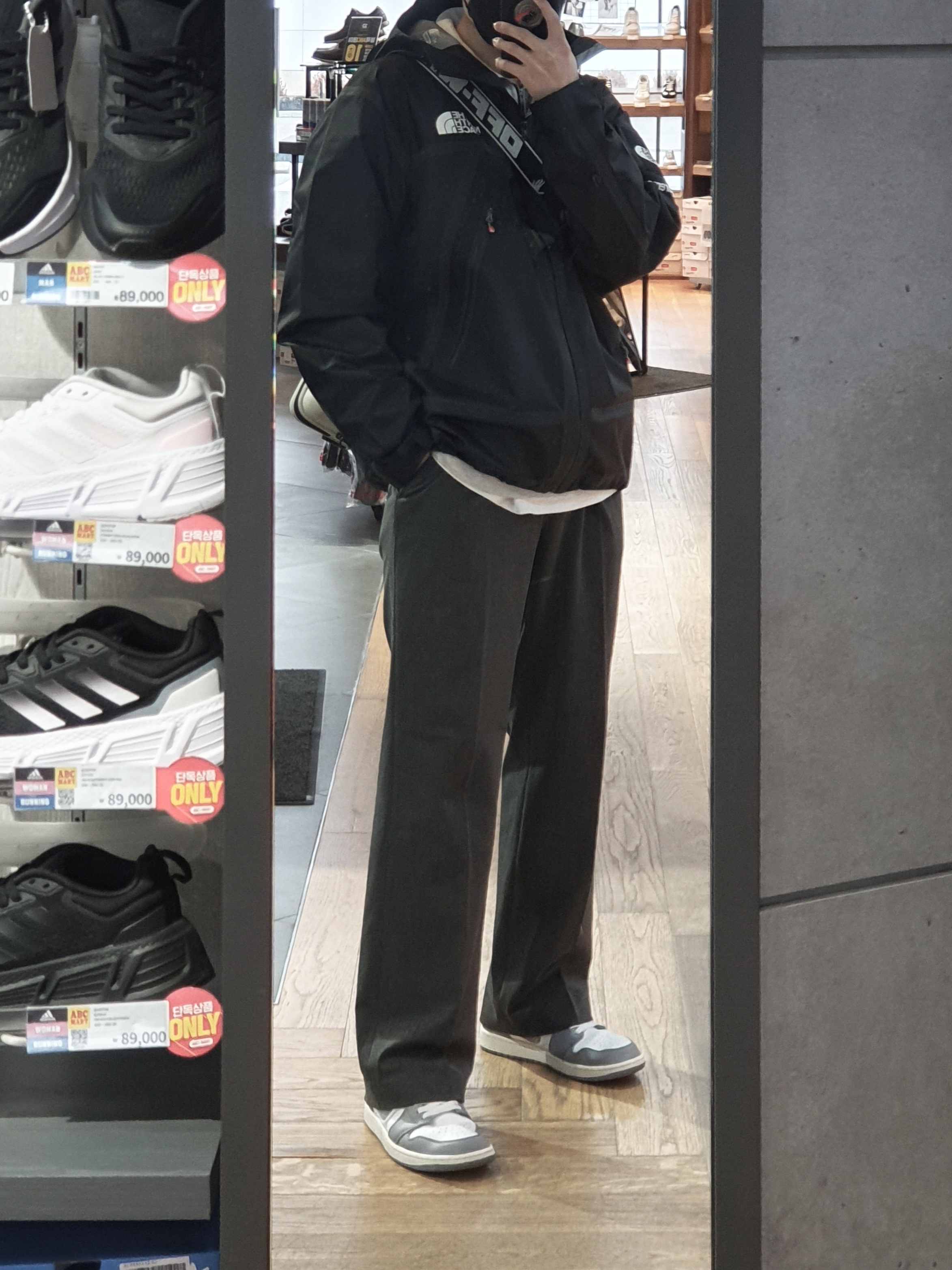 IAB Studio Half Zip Pullover Light Gray, Off-White x Amore Pacific Protection Box (Without Cosmetics) 착용 스타일