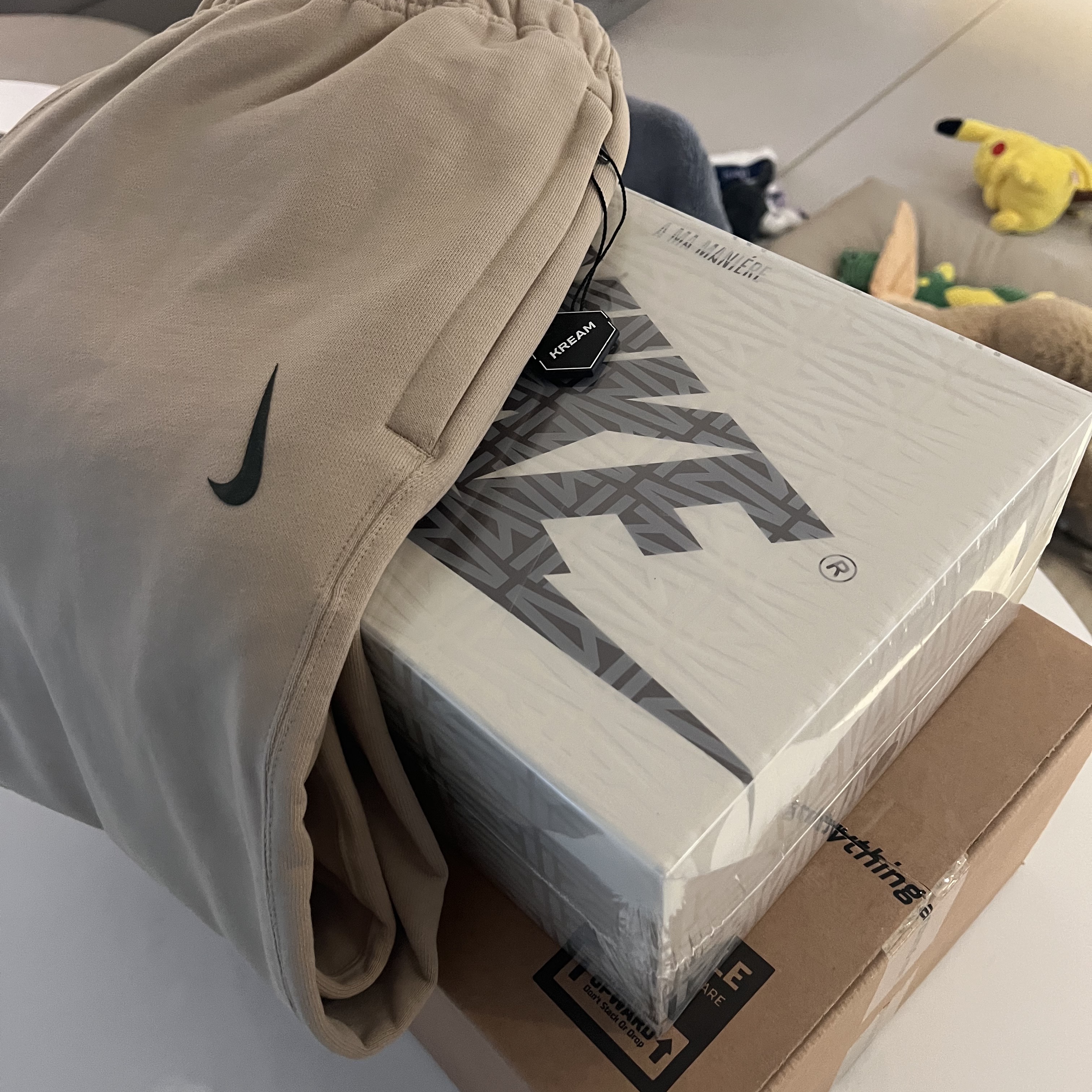 Nike x Billie Eilish NRG Fleece Pants Mushroom - Asia, Jordan 1 x A Ma Maniere Retro High OG SP Sail and Burgundy 착용 스타일 - 2