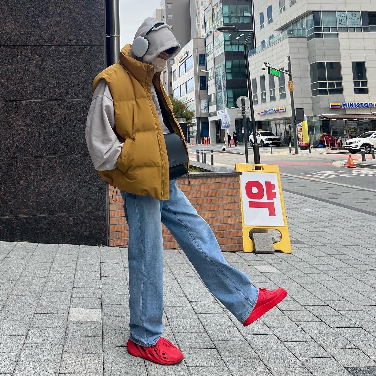 Adidas Yeezy Foam RNNR Vermilion, Yeezy Gap Engineered By Balenciaga Dove Hoodie White 착용 스타일 - 2