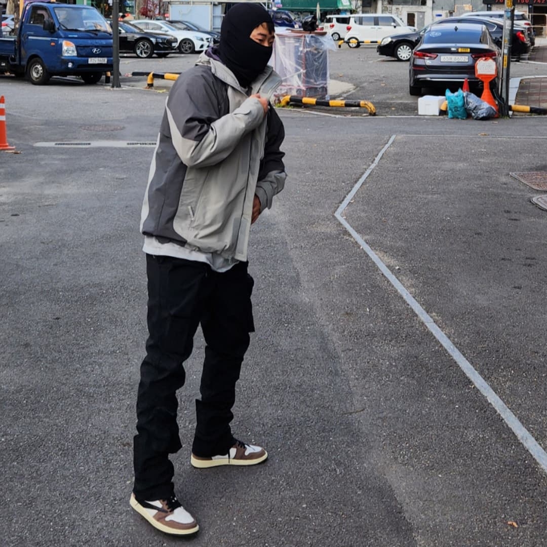 Jordan 1 x Travis Scott Retro High OG SP Mocha, Undermycar Bucky Multi Pocket Dynamic Pants Rookie Black - 22SS 착용 스타일 - 5