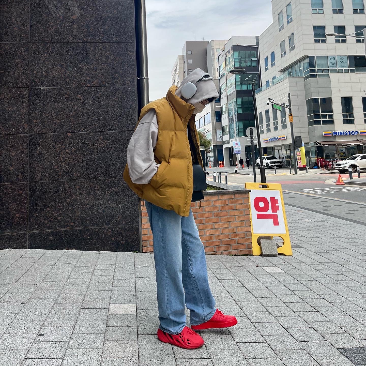 Adidas Yeezy Foam RNNR Vermilion, Yeezy Gap Engineered By Balenciaga Dove Hoodie White 착용 스타일 - 1