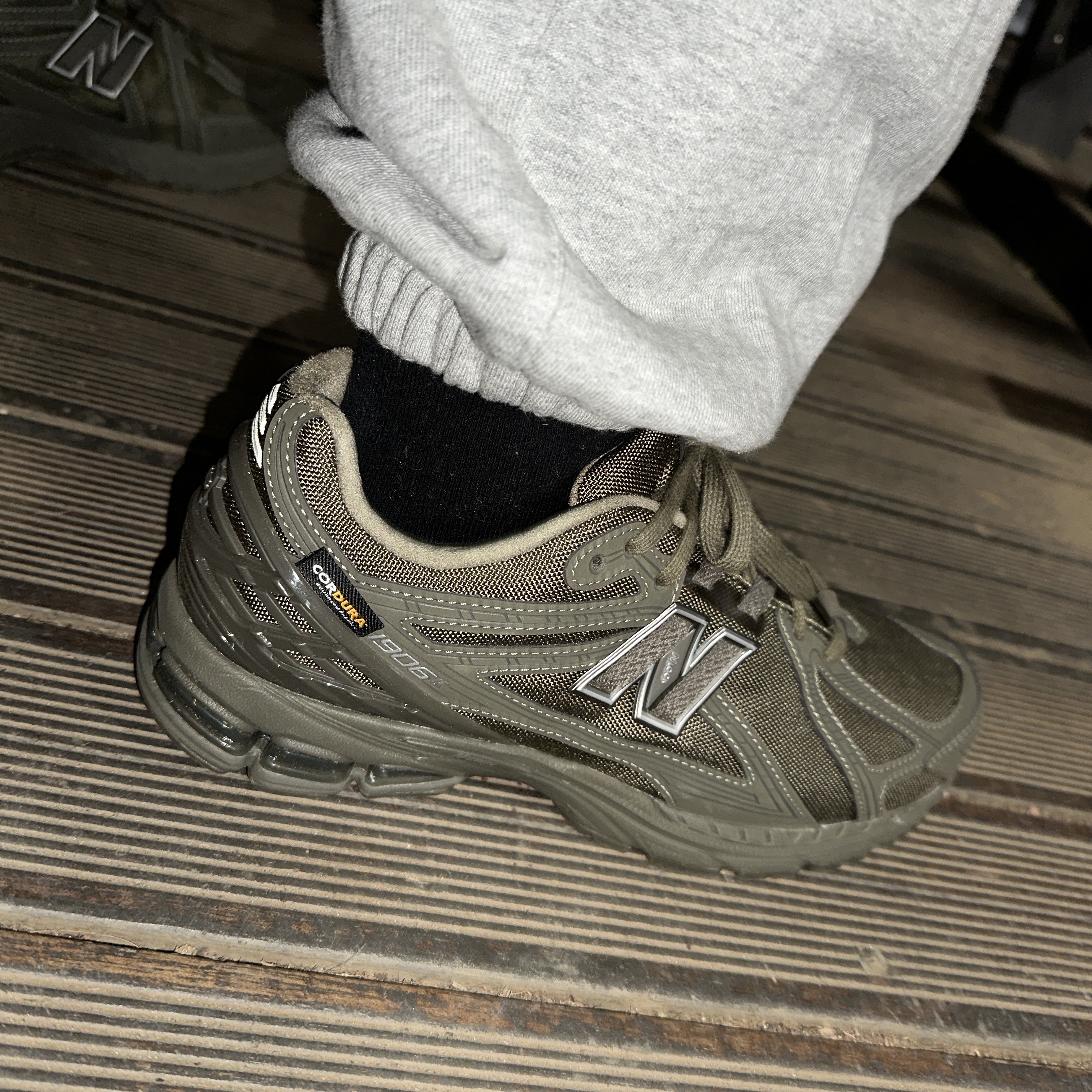 New Balance 1906R Olive 착용 스타일 - 3