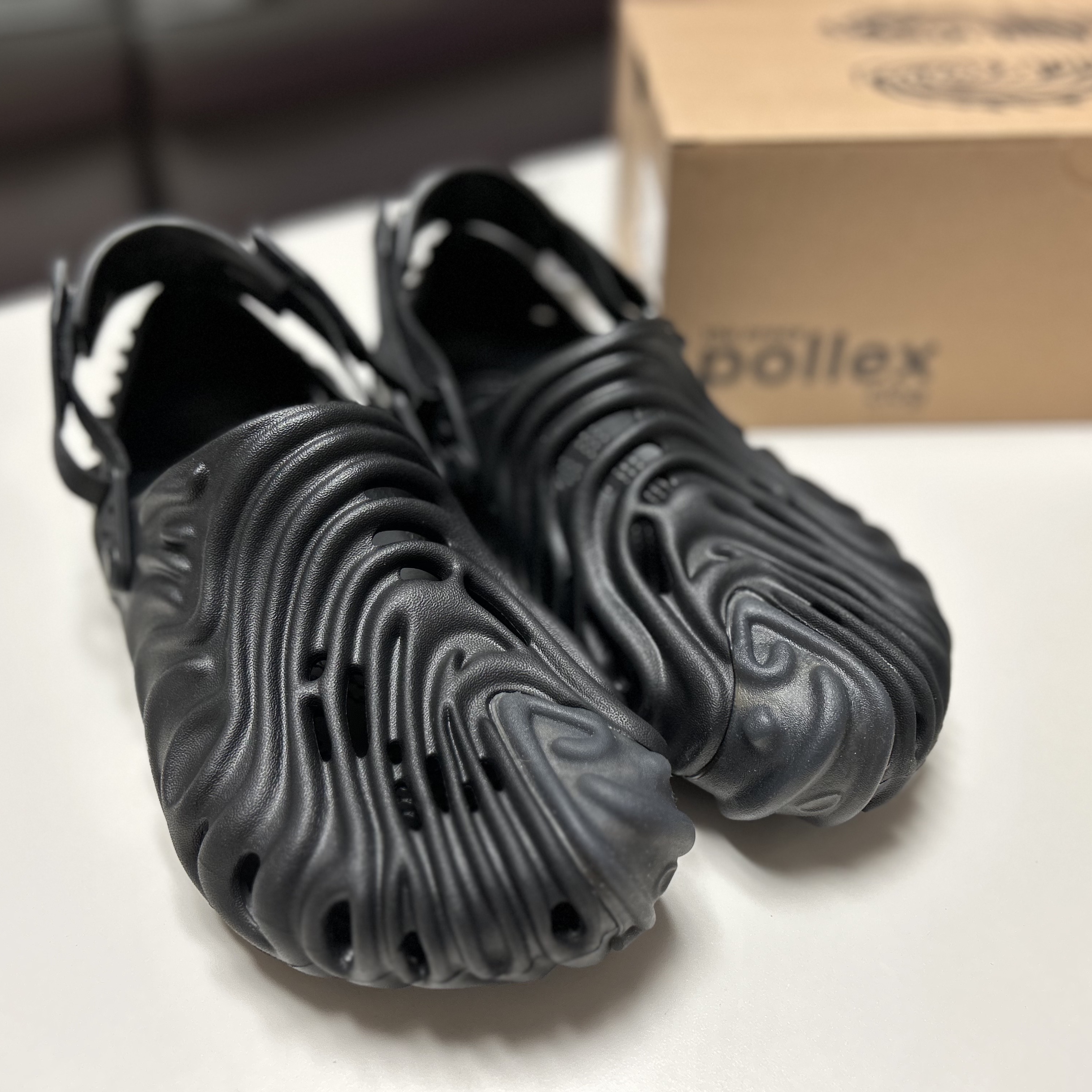 Crocs x Salehe Bembury Pollex Clog Sasquatch 착용 스타일