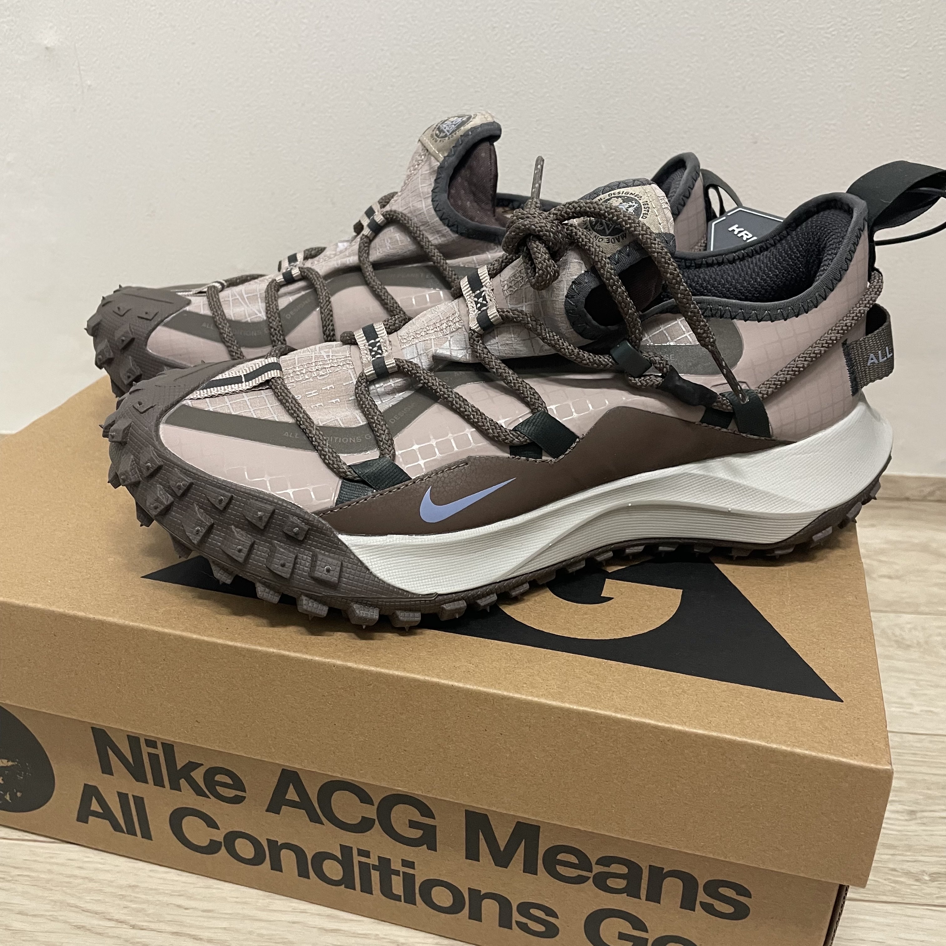 Nike ACG Mountain Fly Low Ironstone 착용 스타일