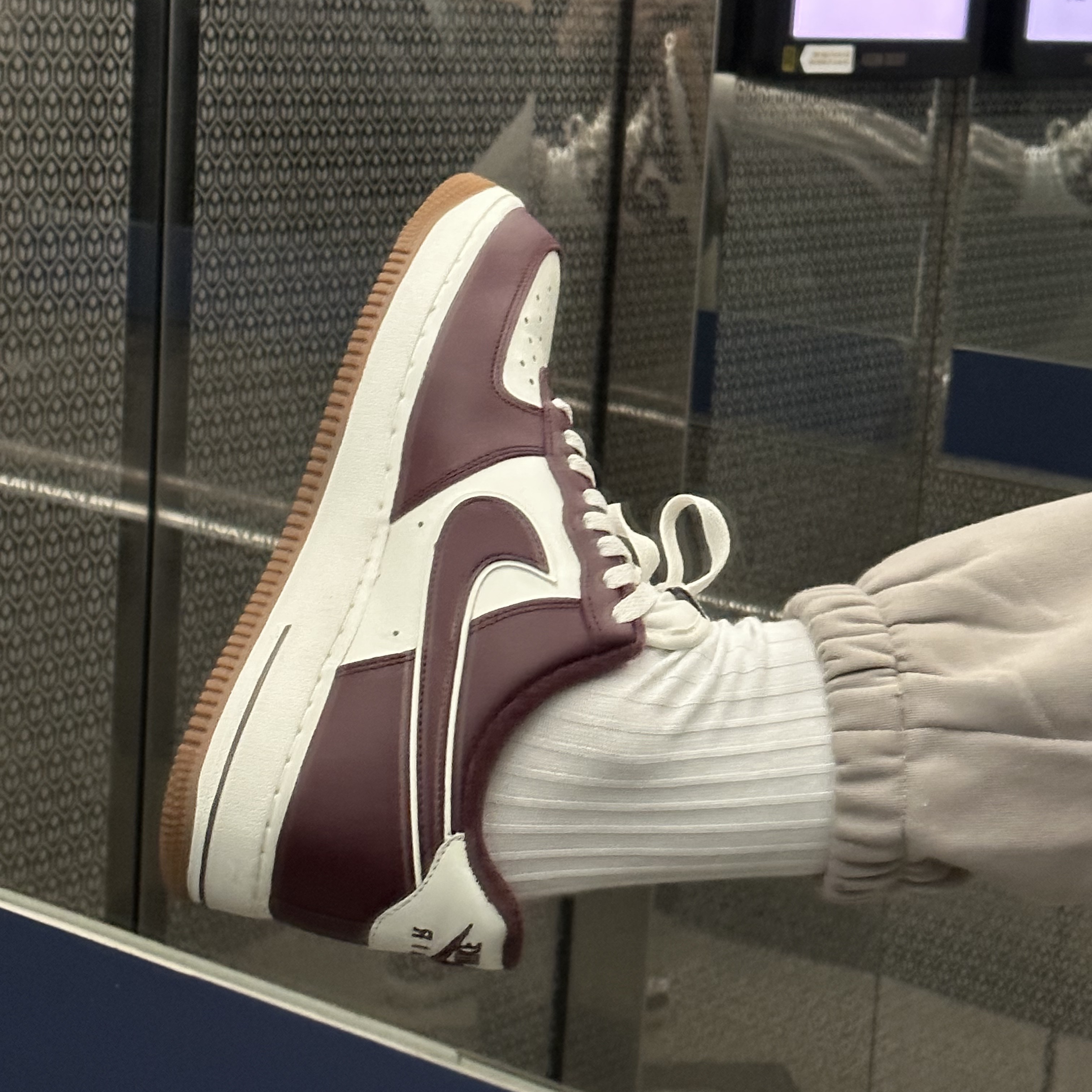 Nike Air Force 1 '07 LV8 Night Maroon 착용 스타일 - 2