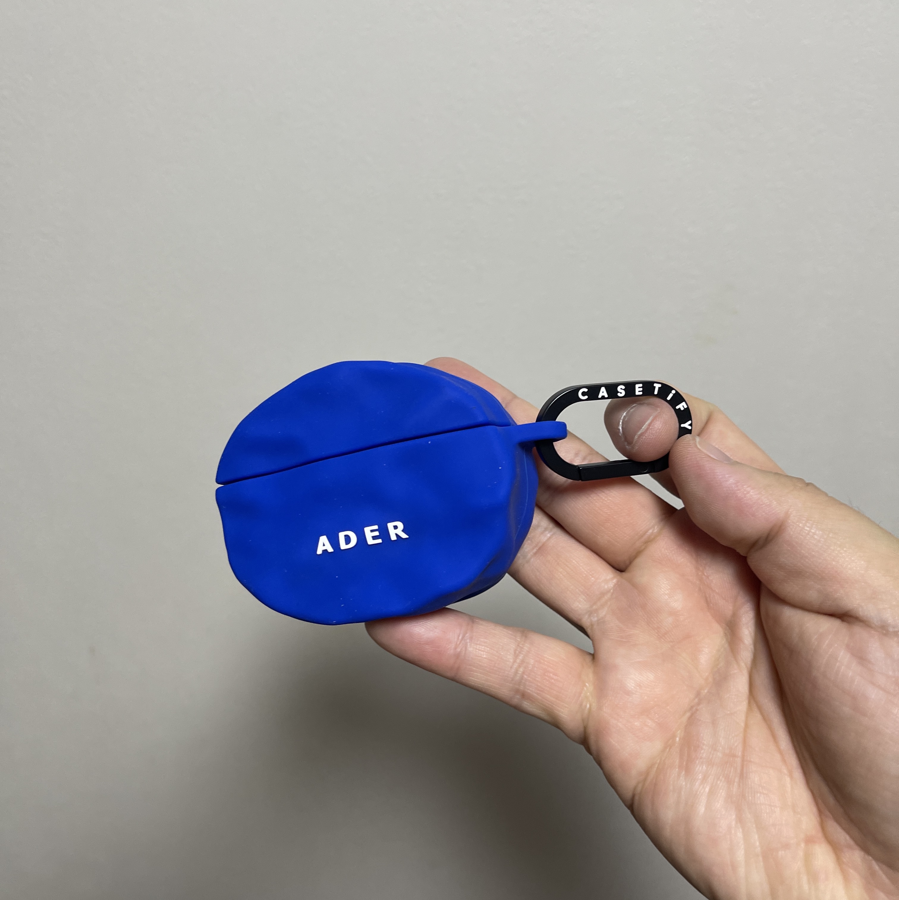 Casetify x Ader Error Wavy Collectable AirPods Pro 1st/2nd gen Case Blue 착용 스타일 - 2