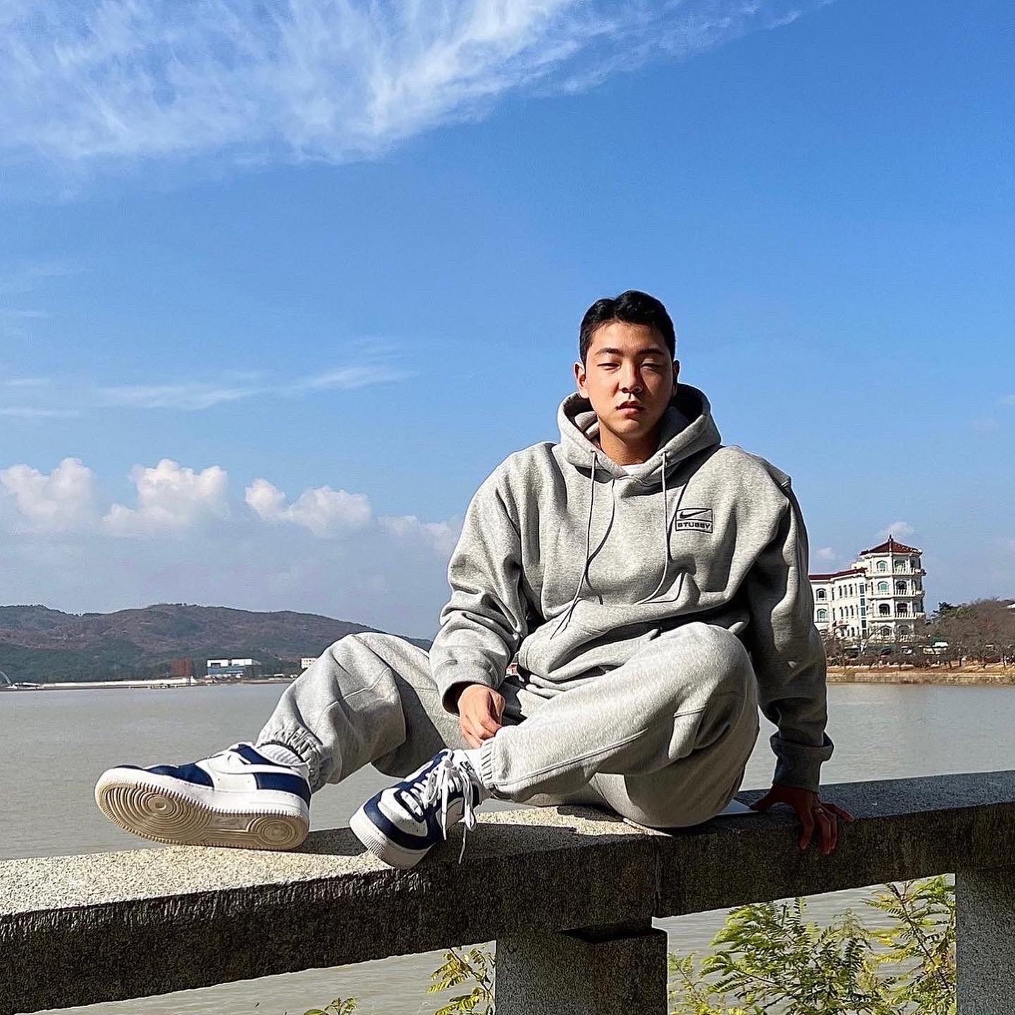 Nike x Stussy NRG RA Pullover Hoodie Dark Grey Heather (DJ9488-063), Nike x Stussy NRG RA Fleece Pants Dark Grey Heather (DJ9490-063) 착용 스타일 - 2
