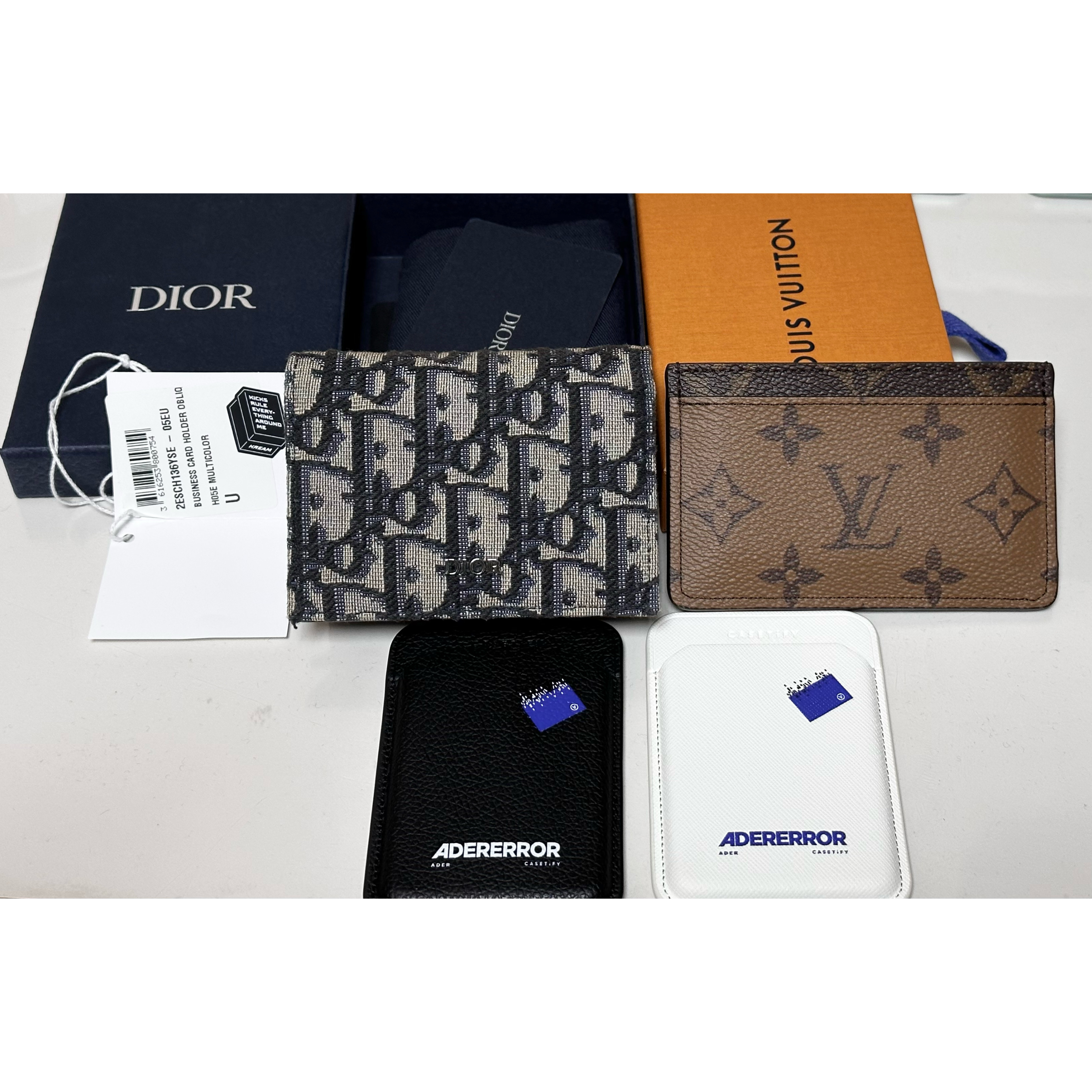Dior Business Card Holder Beige & Black Dior Oblique Jacquard, Louis Vuitton Card Holder Monogram and Monogram Reversed 착용 스타일