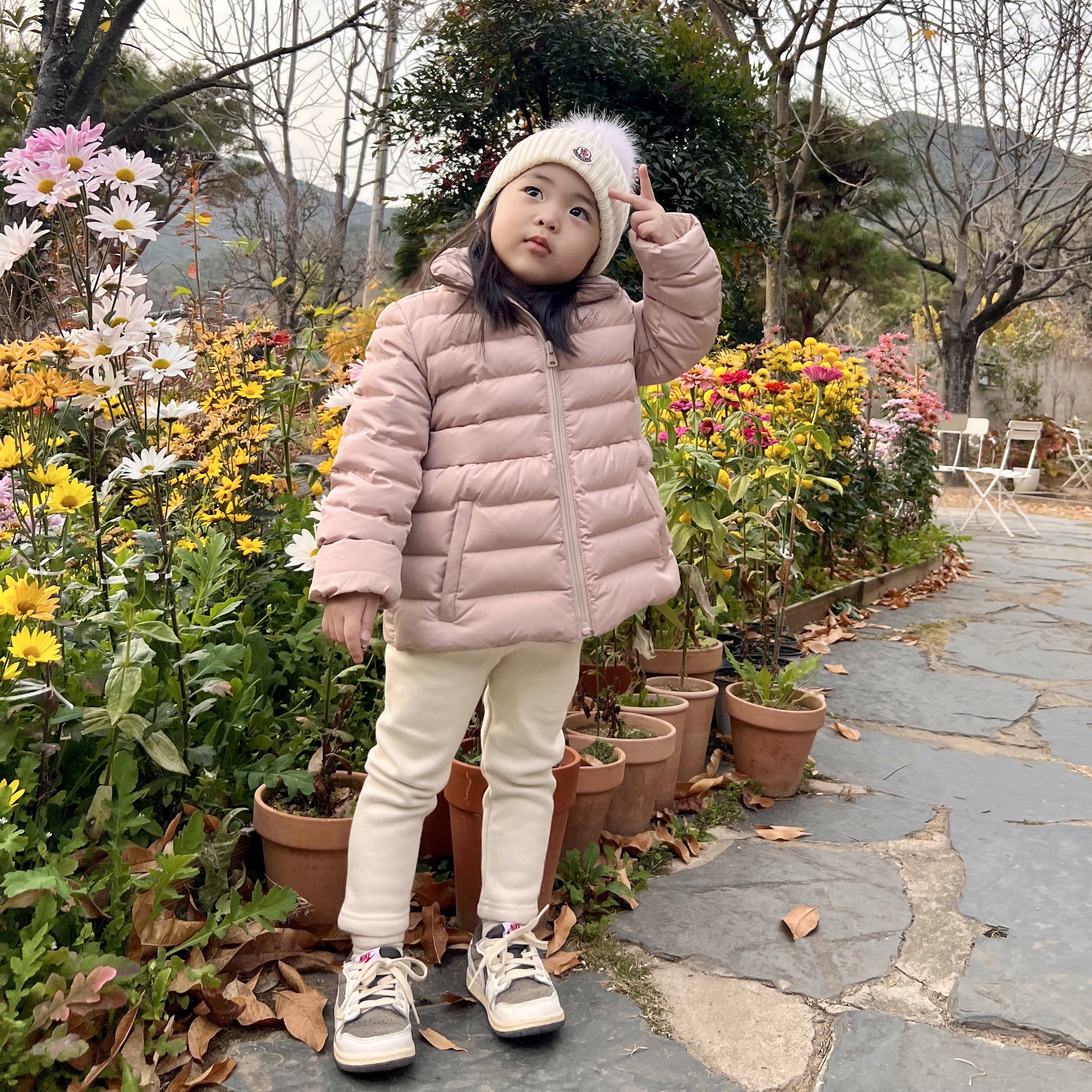 (W) Moncler Beanie with Pom Pom Off White - 22FW, (TD) Jordan 1 x Travis Scott Retro Low OG SP Sail and Ridgerock 착용 스타일