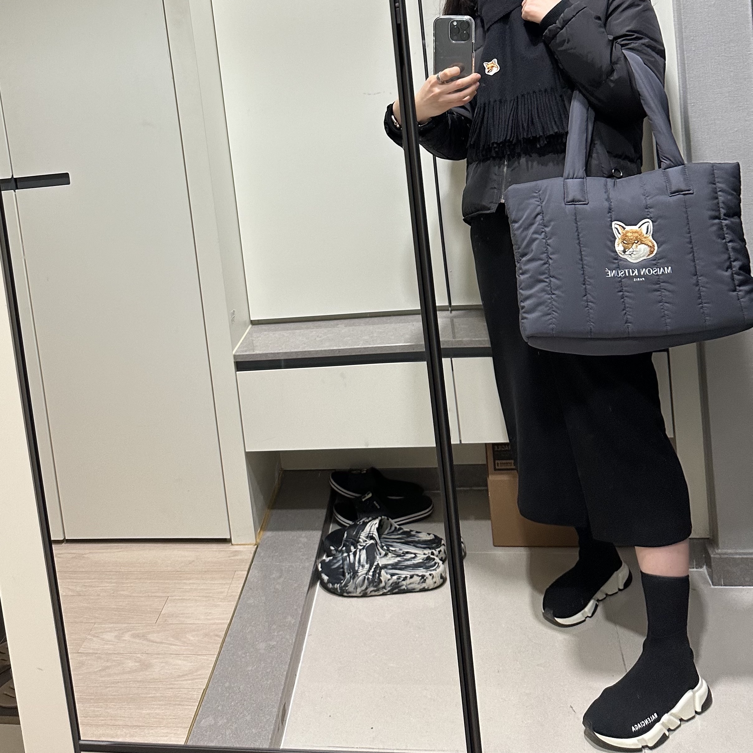 Maison Kitsune x Laneige Padded Bag Navy, Maison Kitsune Small Fox Head Wool Muffler Black 착용 스타일