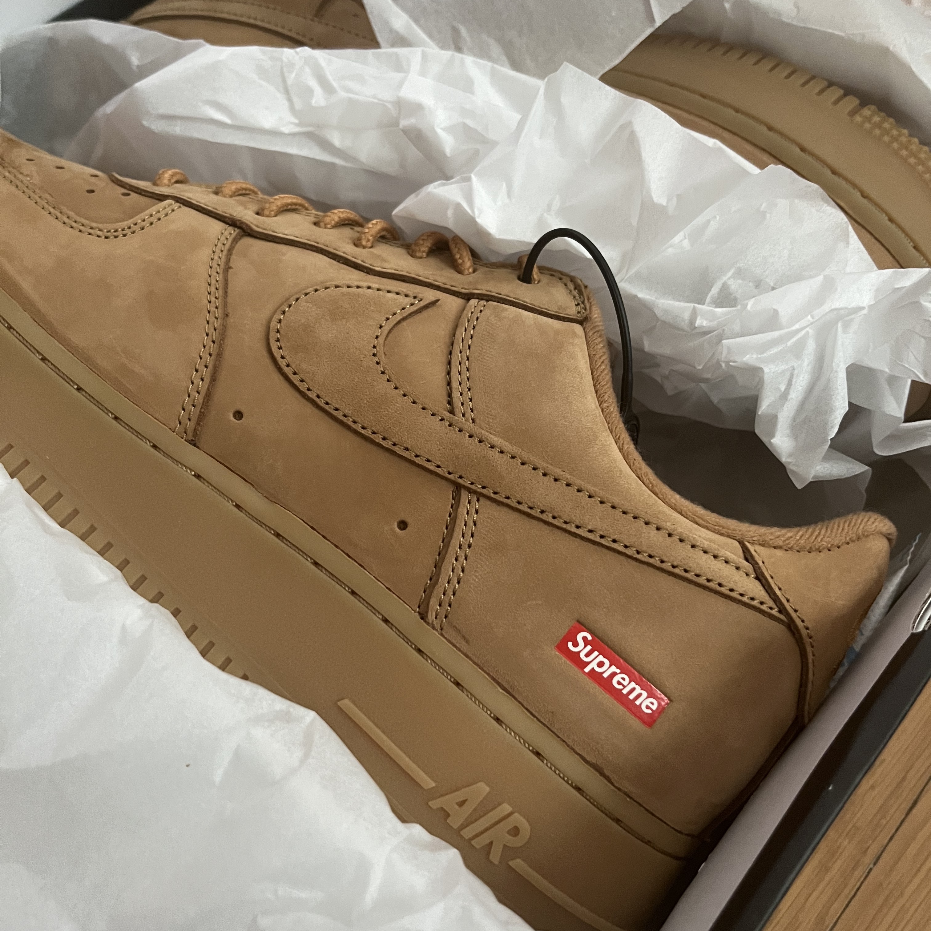 Nike x Supreme Air Force 1 Low Flax 착용 스타일