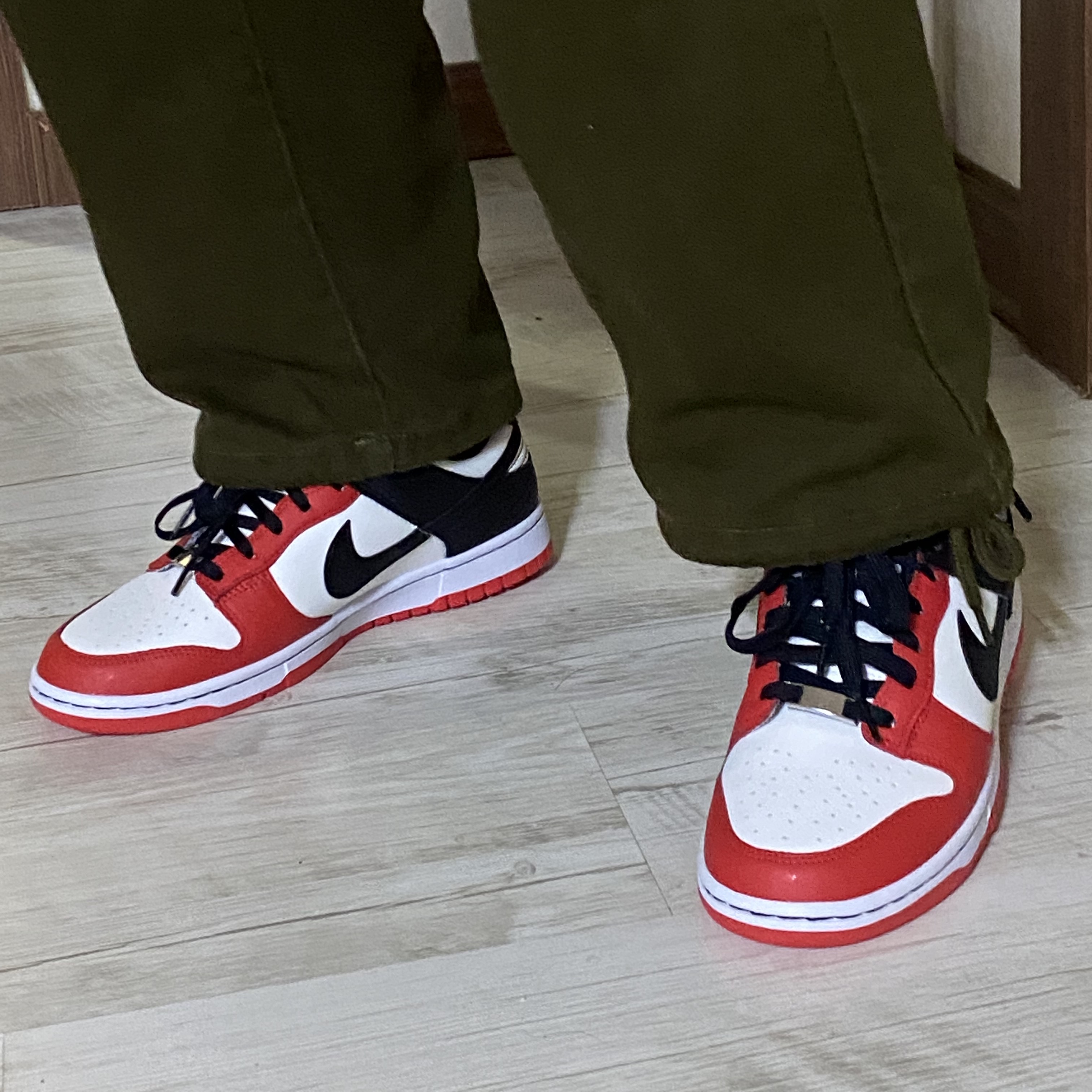 Nike x NBA Dunk Low Retro EMB Black and Chile Red 착용 스타일