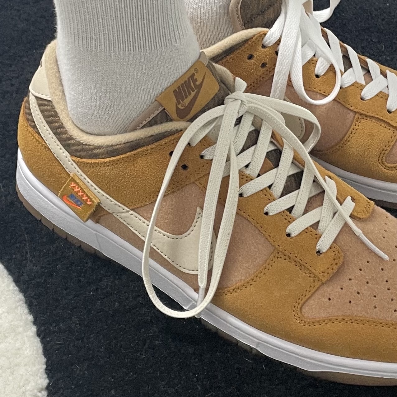 Nike Dunk Low SE Praline Desert Ochre, Stussy 8 Ball Rug Black 착용 스타일