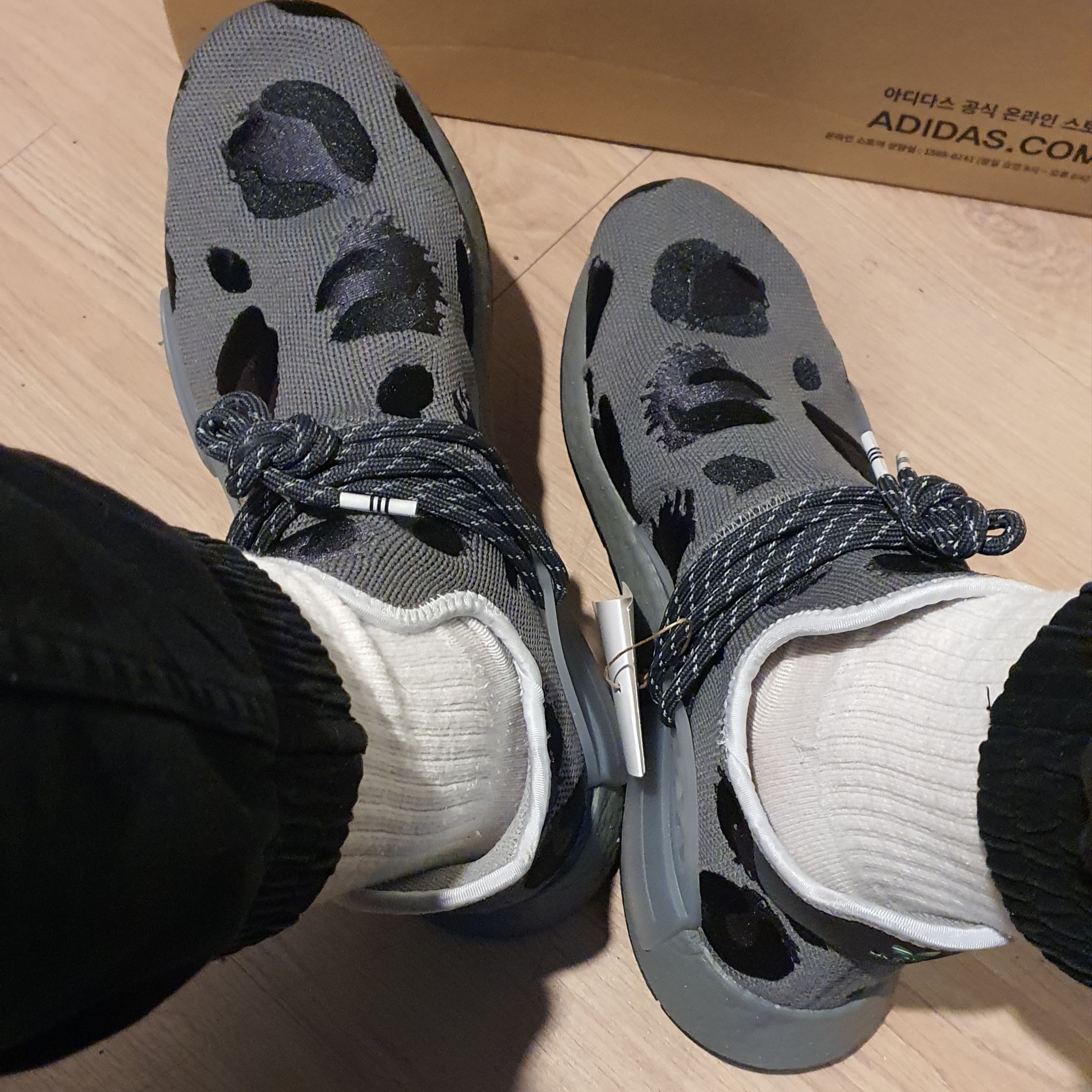 Adidas x Pharrell Williams Hu NMD Animal Print Ash Core Black 착용 스타일 - 2