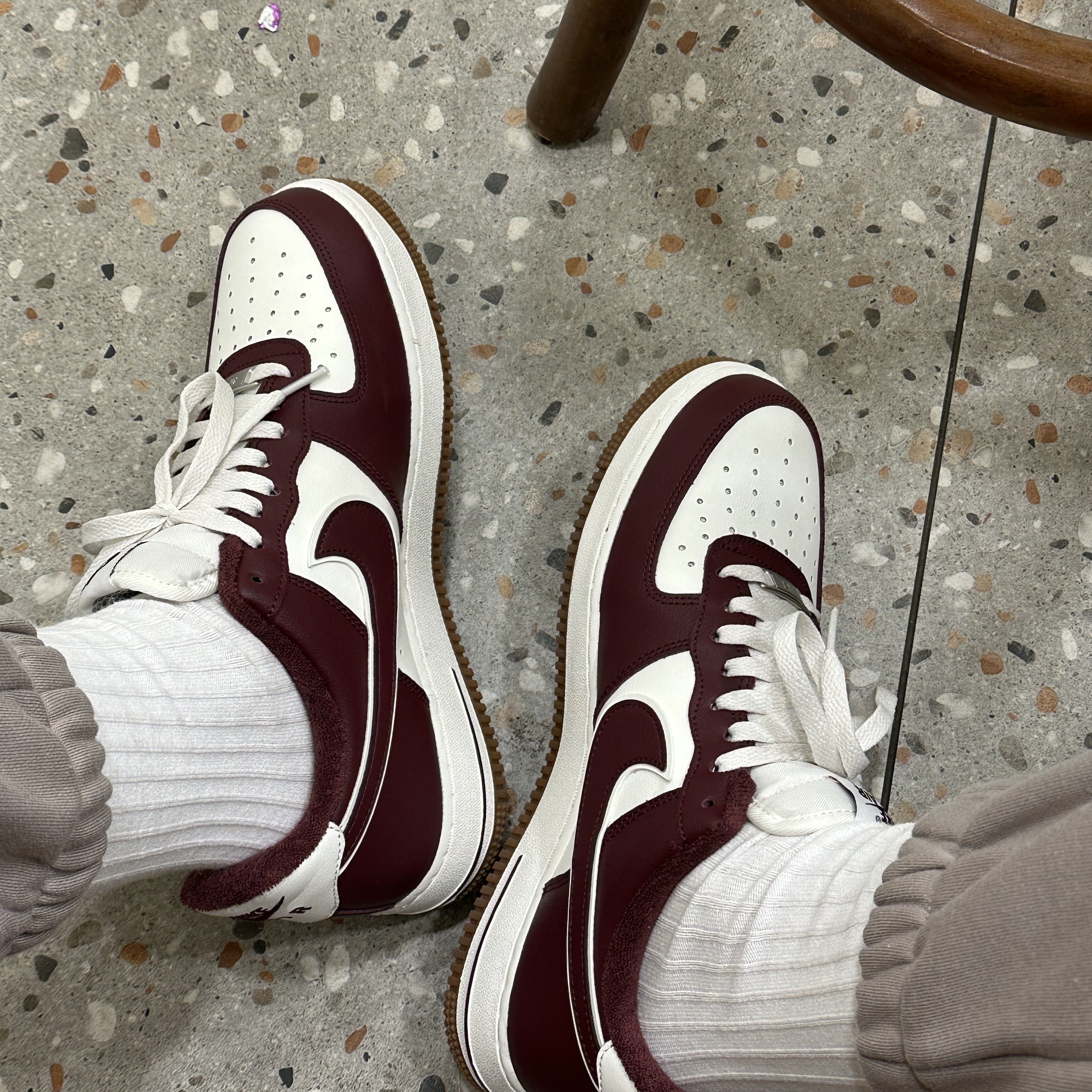 Nike Air Force 1 '07 LV8 Night Maroon 착용 스타일 - 1